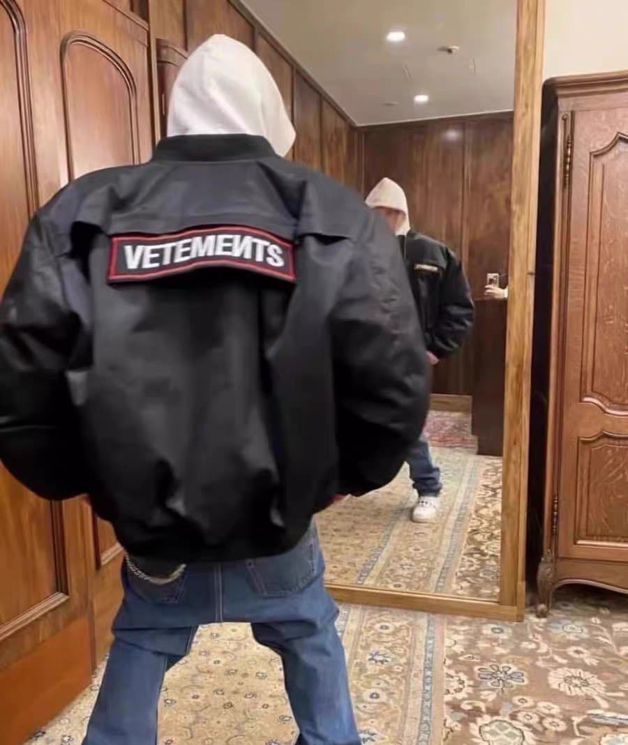 Хлопчатобумажный костюм-бомбер с вышивкой Security от VETEMENTS не подходит по стилю и был убран в гардероб с совершенно новыми пряжками.Одежда в сти…