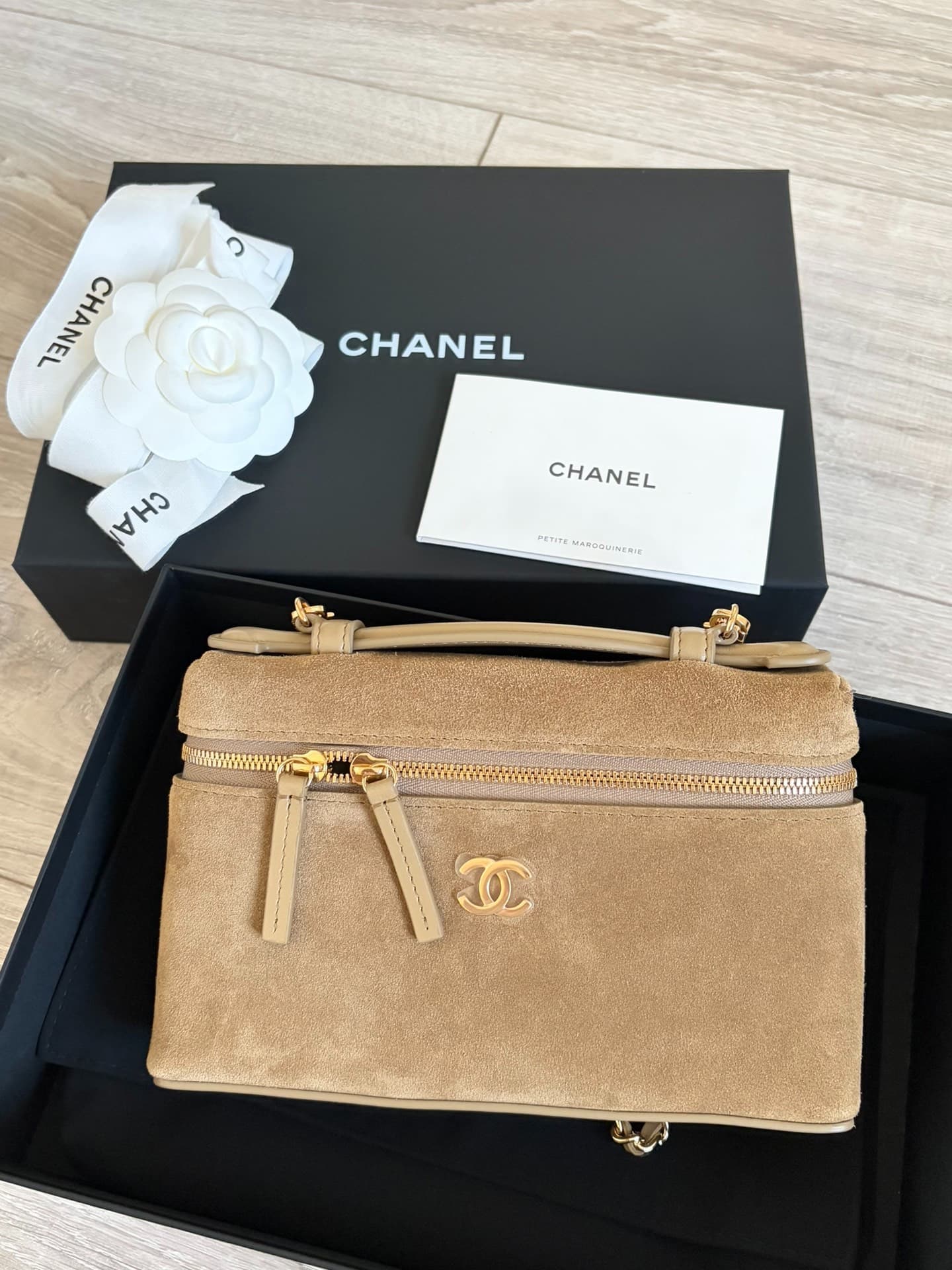 Маленькая замшевая сумка на цепочке chanel26A LP светло-хаки