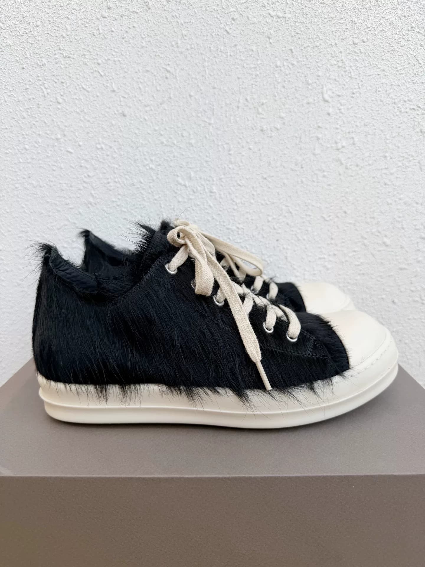 модель rickowens из конского волоса big converse main line с глубоким вырезом на меху.