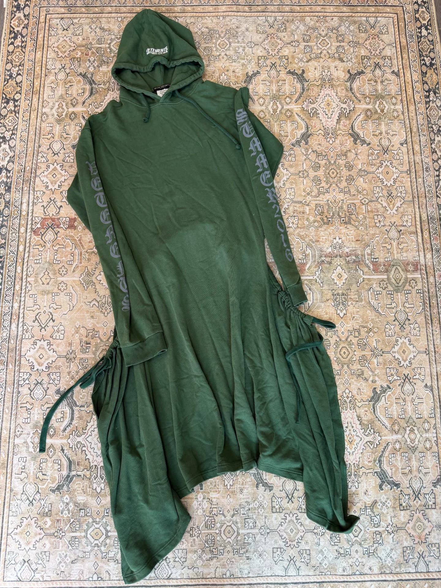 Vetements SS16 Look 24 с длинным капюшоном в религиозном стиле