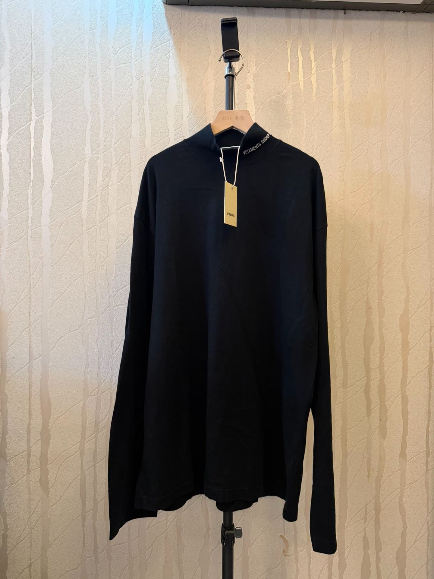 Футболка-водолазка с высоким воротом и длинным рукавом от Vetements 2018ss