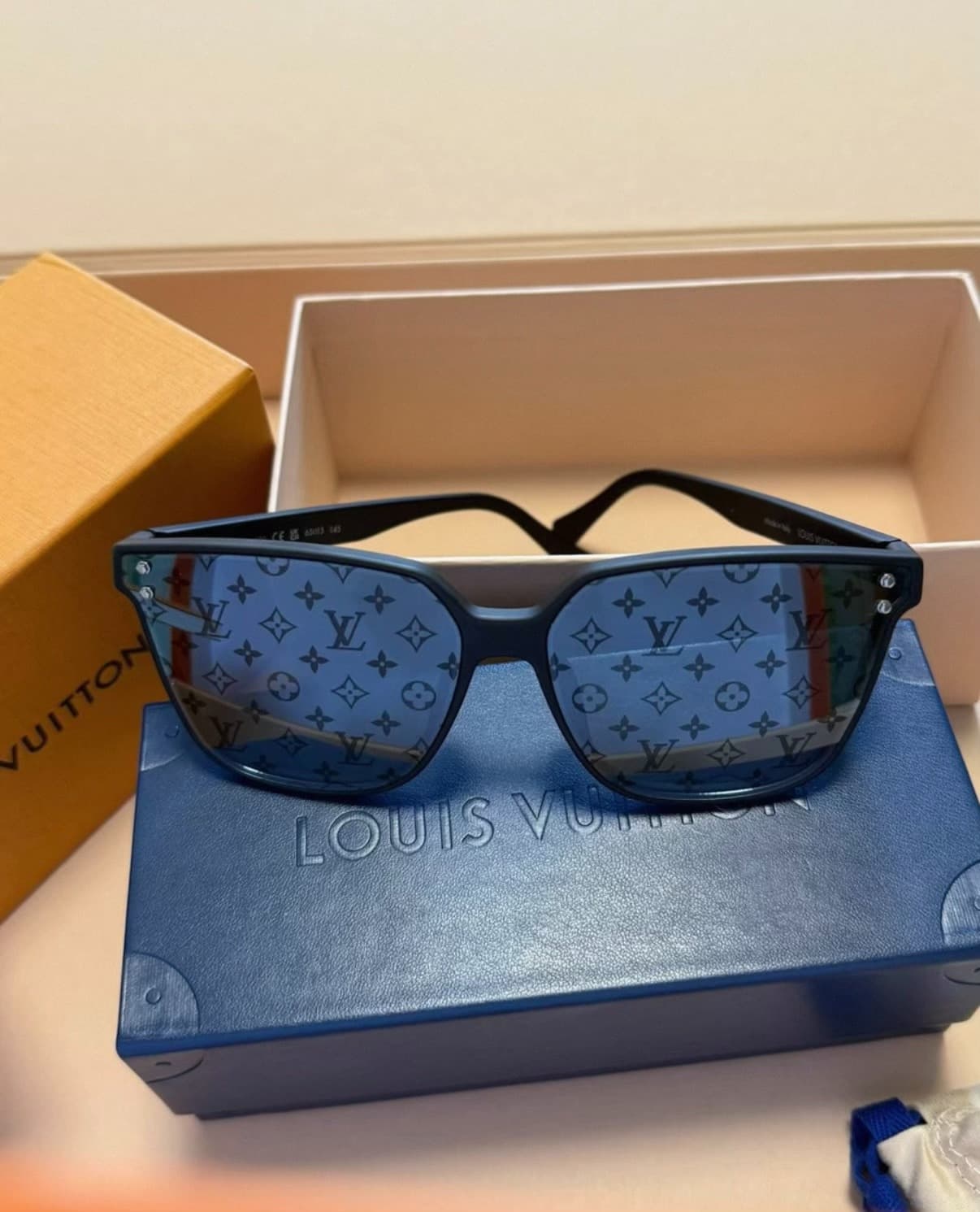 Солнцезащитные очки LV Louis Vuitton WAIMEA серии Z2975W с черными линзами в крупной оправе