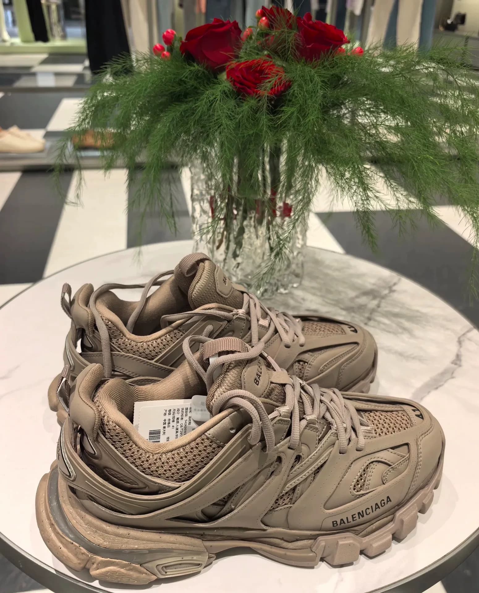 Раздайте пару мужских ботинок Balenciaga 41 размера, совершенно новых, не ношенных, получите пару шнурков