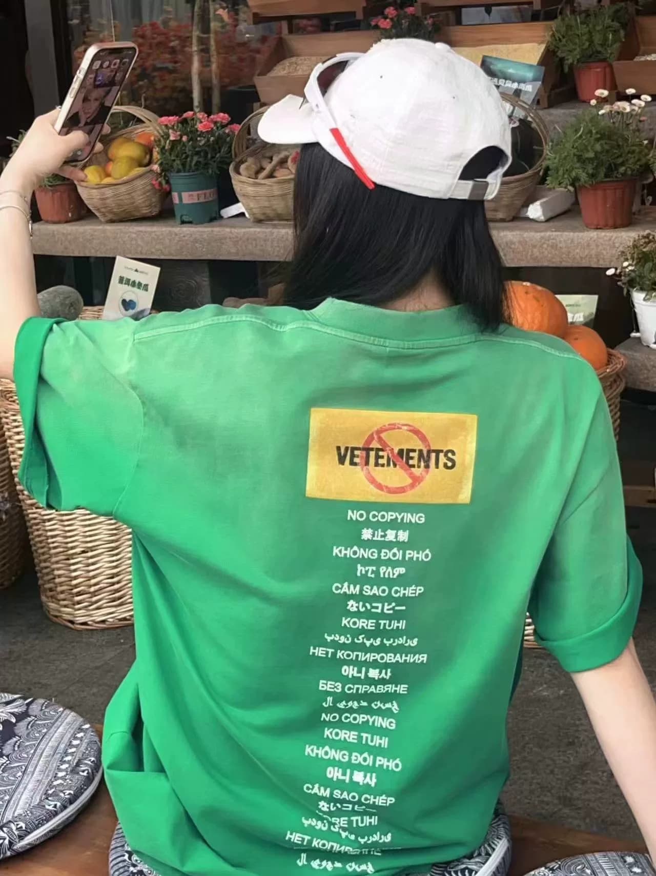 VETEMENTS запрещает фотографировать и печатать футболки с короткими рукавами