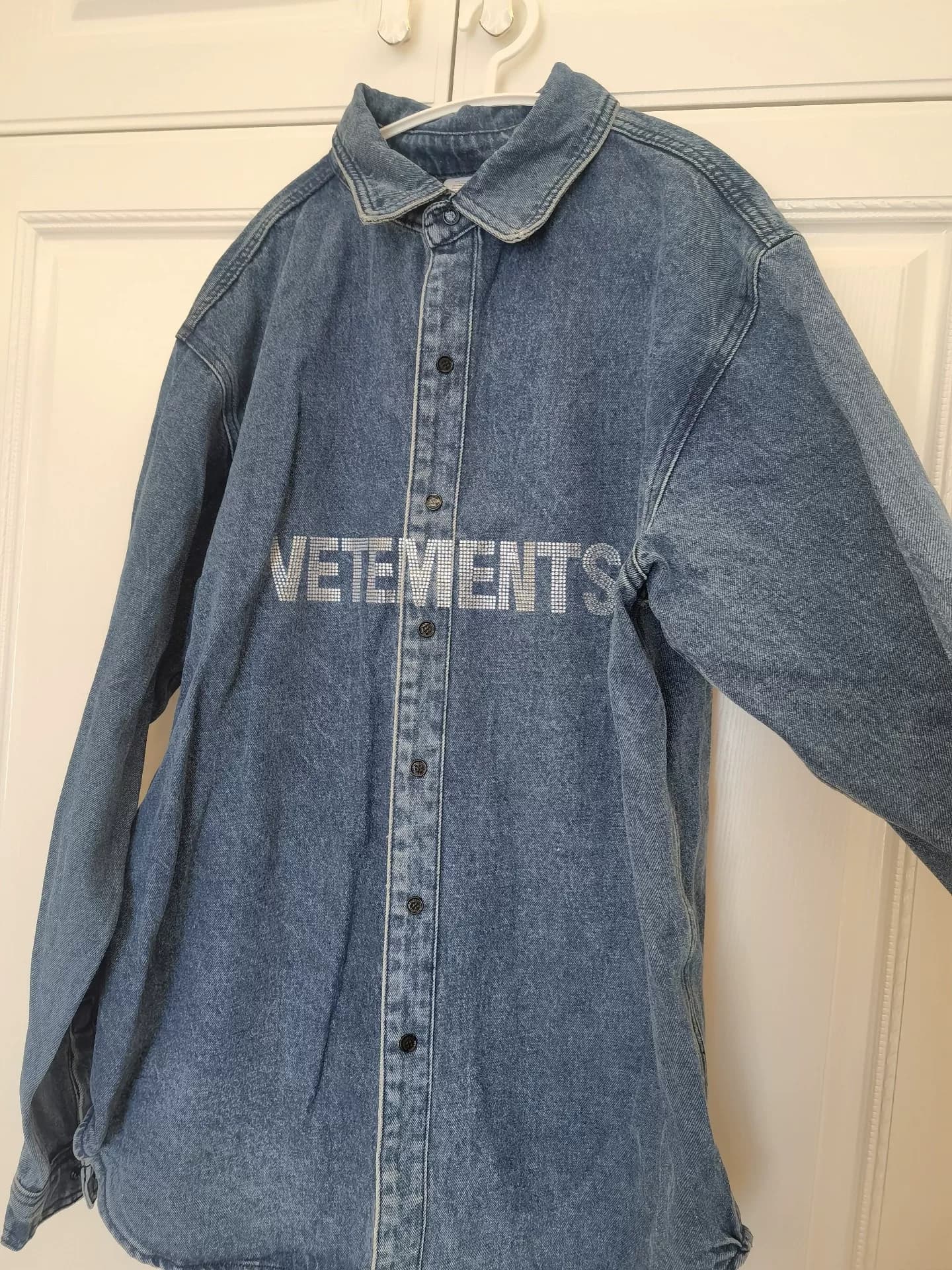Совершенно новая джинсовая рубашка VETEMENTS, логотип hot diamond, бирка на месте, не ношена