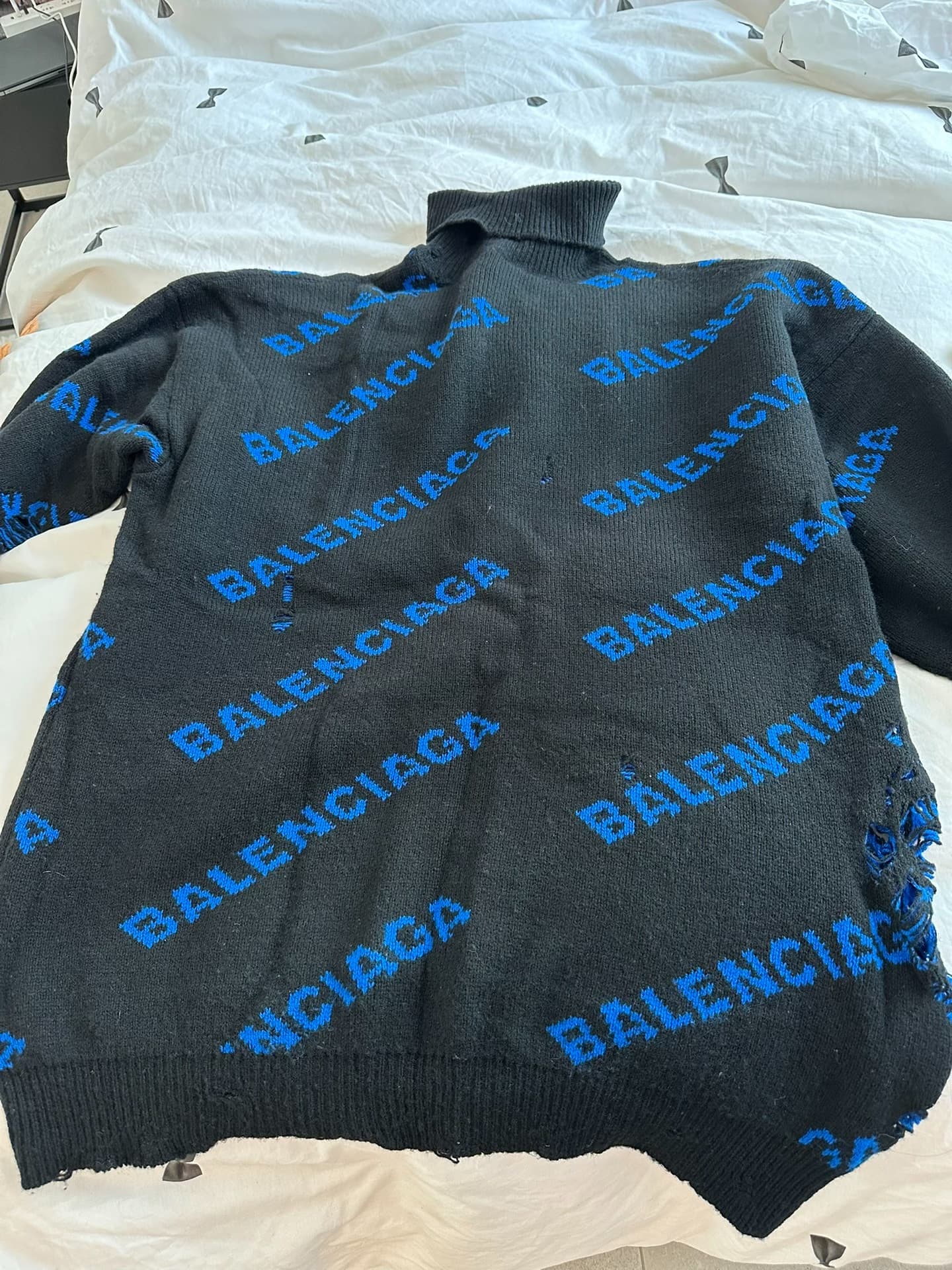 Свитера Balenciaga для личного пользования, приобретенные на прилавках в Гонконге, подлинная гарантия,