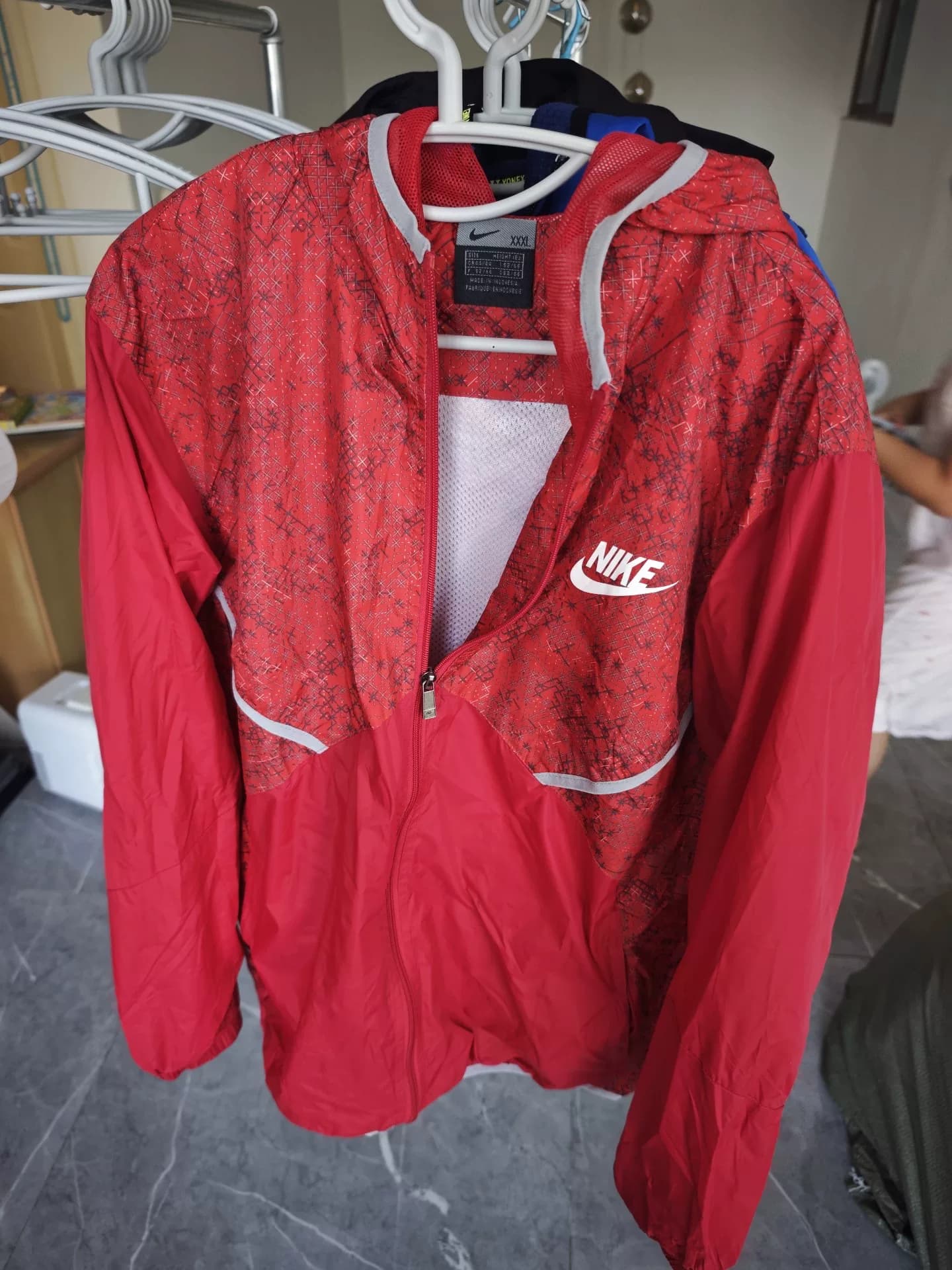 Спортивная куртка Nike с капюшоном XXL размера, красная