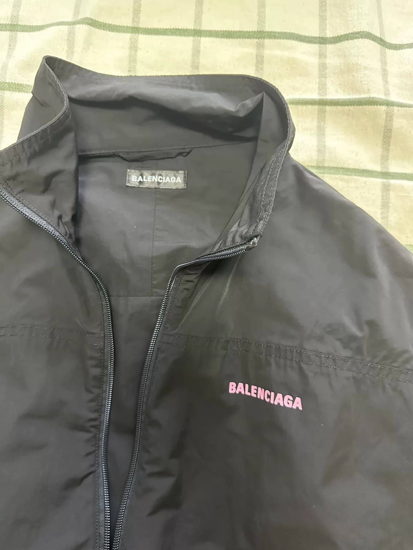 Индивидуальный стиль, черная куртка Balenciaga от Balenciaga, размер 40, спереди