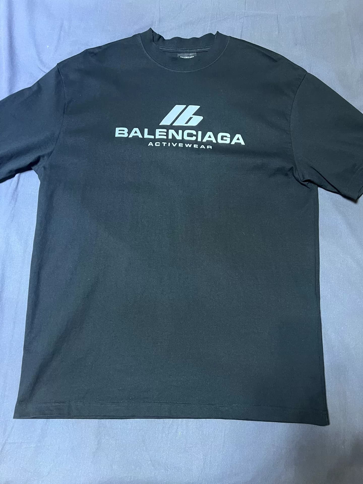 Оригинальное импортное платье Balenciaga с короткими рукавами, черного цвета, одного размера, изготовленное в Португалии.Цвет на 99% новый, передняя…