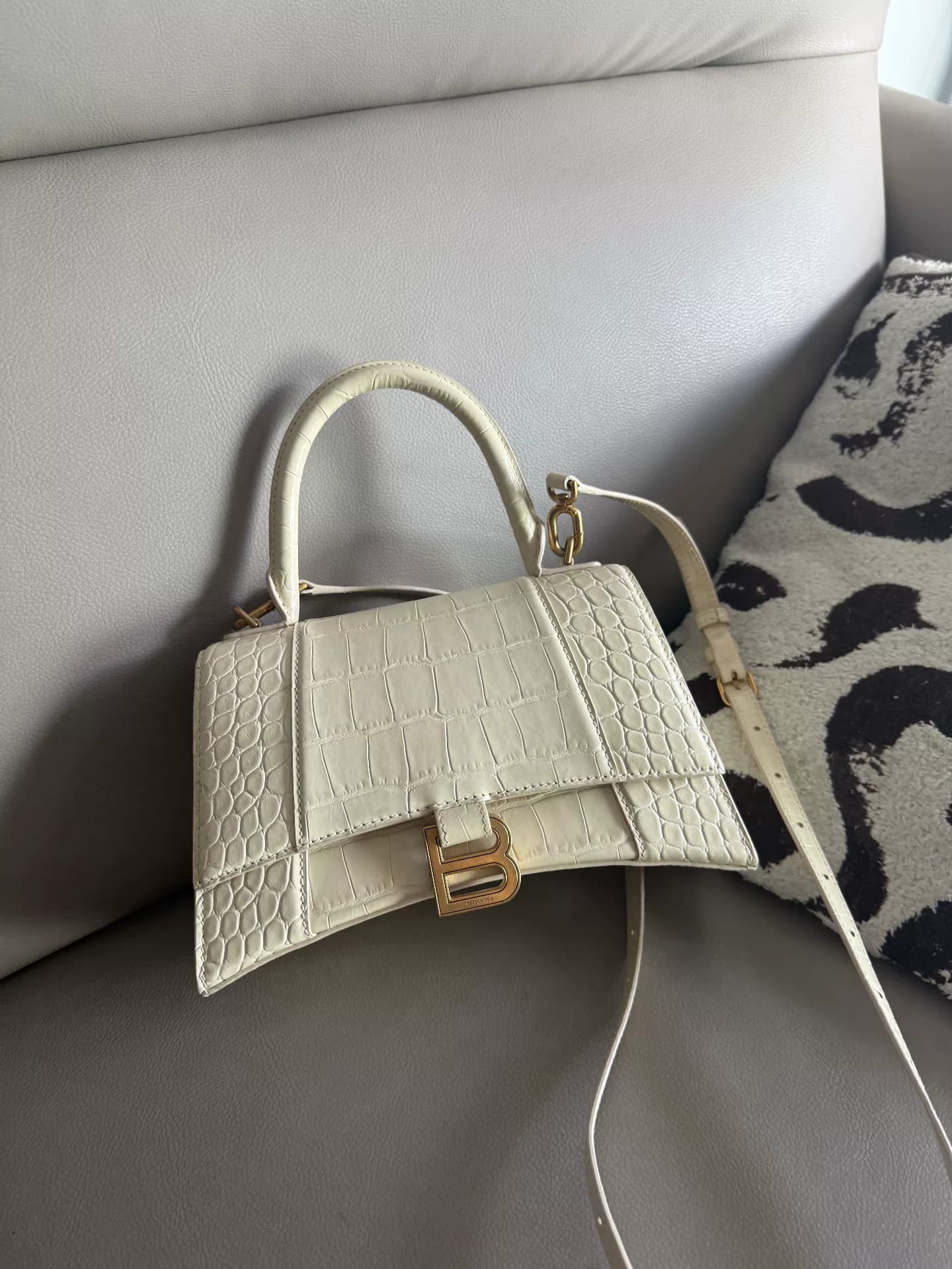 Сумка Balenciaga hourglass bag rice white, размер S (не самый маленький), мой муж не часто носил ее с собой, когда покупал.,