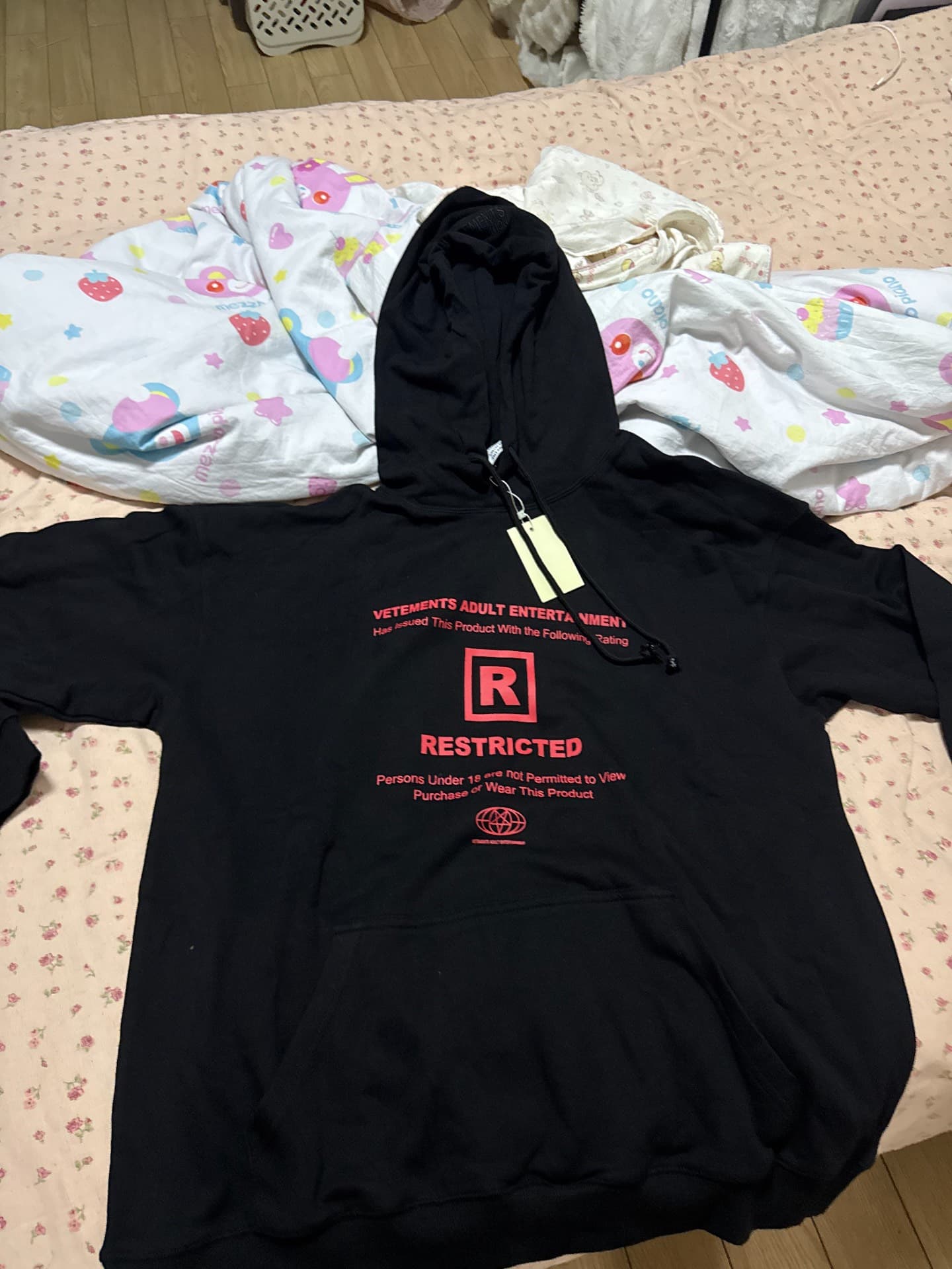 Совершенно НОВЫЙ черный свитер с капюшоном от VETEMENTS, все бирки на месте, не НОШЕНЫЙ, очень хорошо сохранился