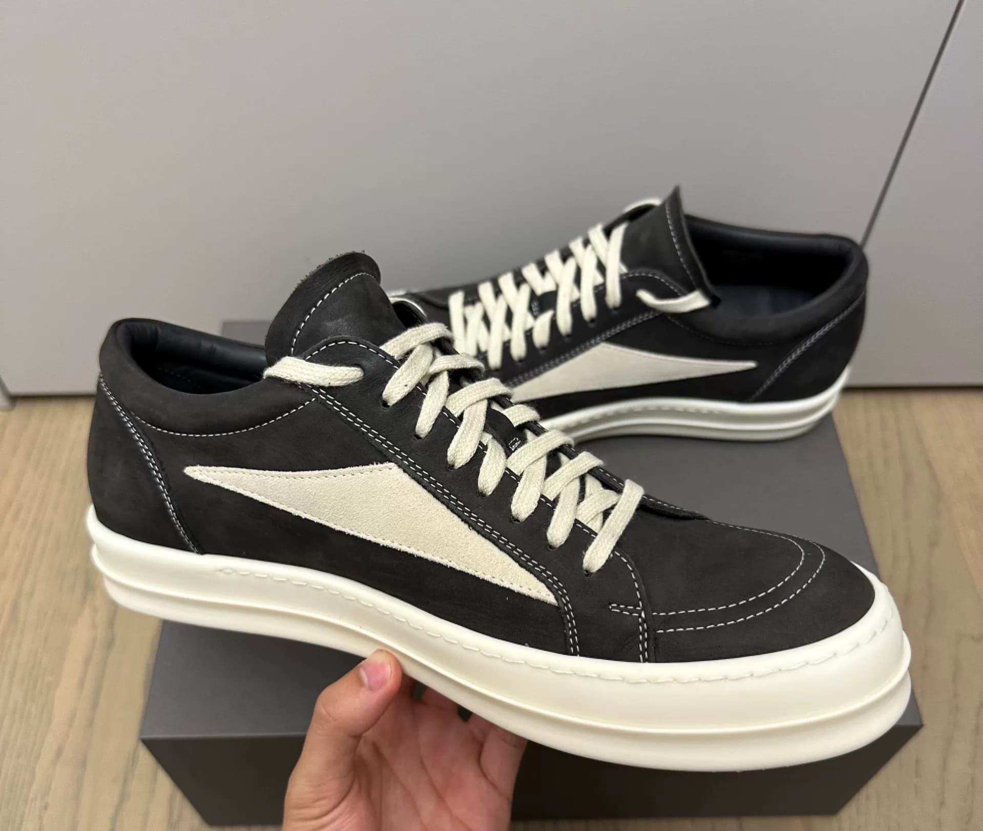 компания rickowens, нарушающая авторские права на фургоны с низким вырезом, размер 43, в физическом магазине ro Lane Crawford