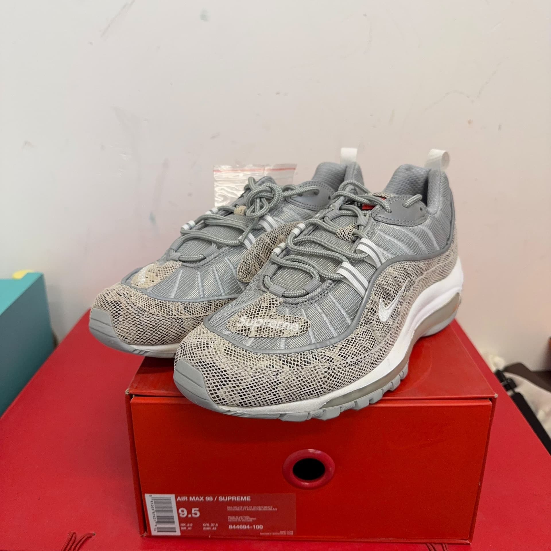 Кроссовки Nike Airmax98 x supreme из белой змеиной кожи