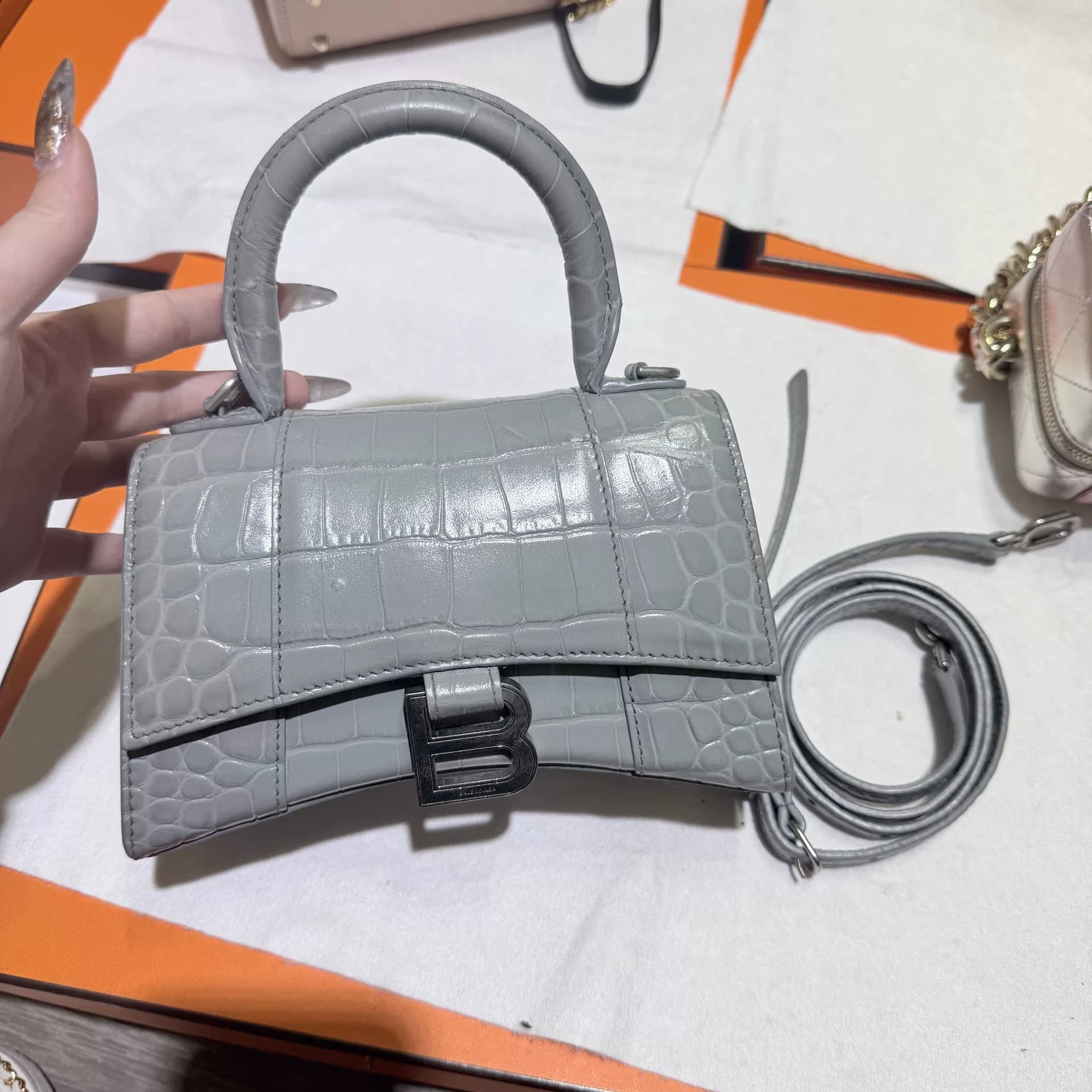 Balenciaga Сумка-песочные часы Balenciaga xs из воловьей кожи с тиснением под крокодила серого цвета