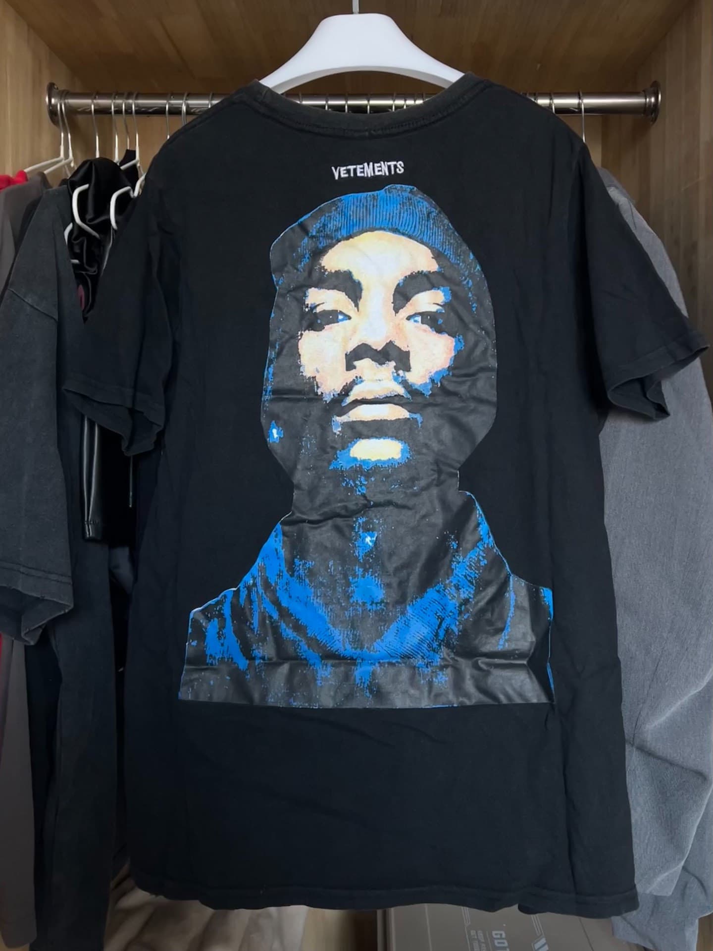 Ты хочешь ребенка?!Футболка с коротким рукавом Tide от бренда VETEMENTS - настоящий шедевр!