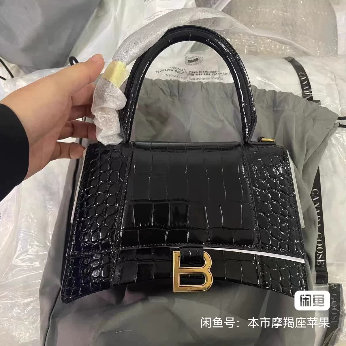 Сумка в виде песочных часов Balenciaga Balenciaga с черным крокодиловым узором и золотой пряжкой
