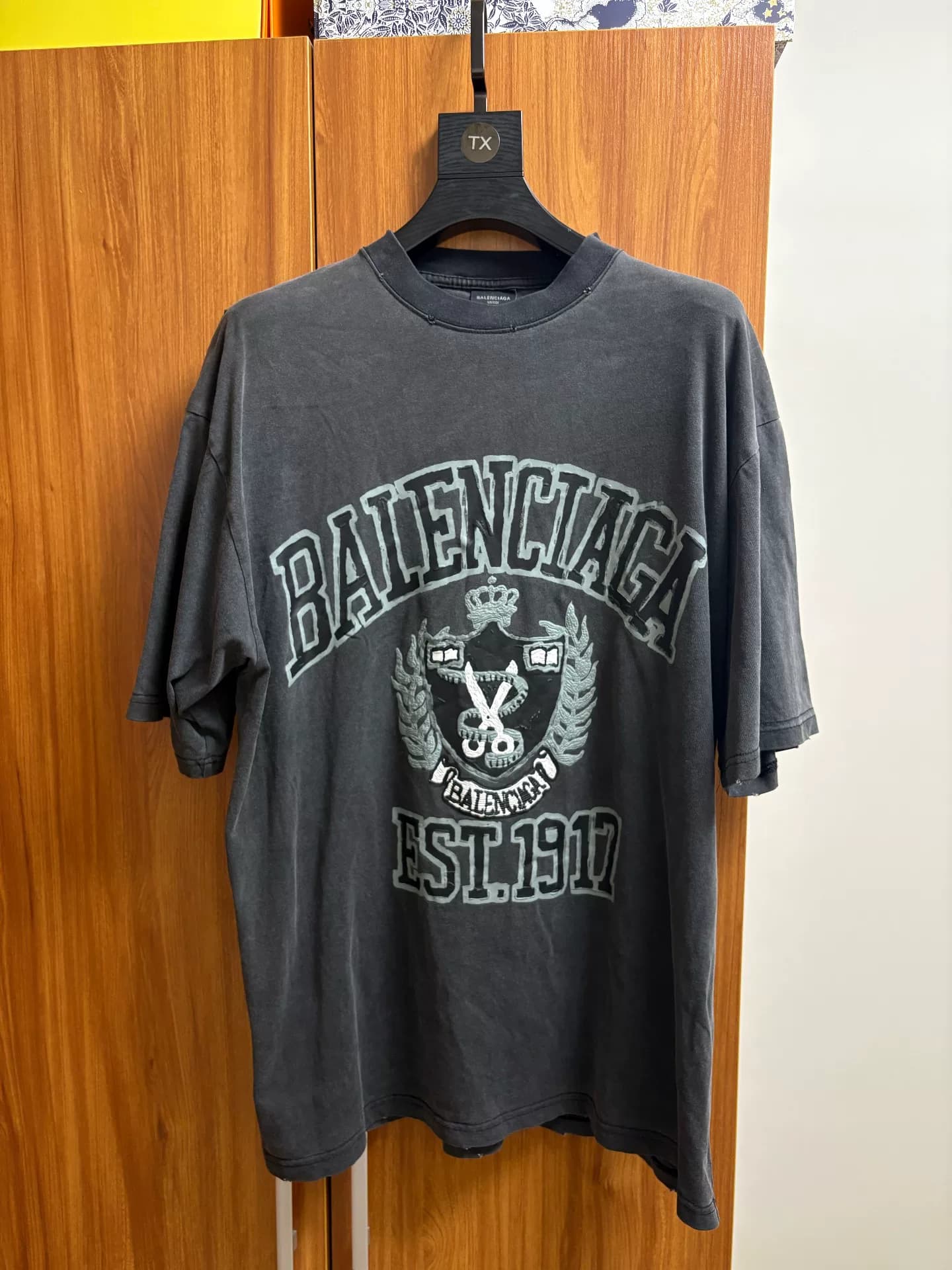 Почти новая модель Balenciaga старого размера M с короткими рукавами доступна для людей весом от 165 до 195 кг