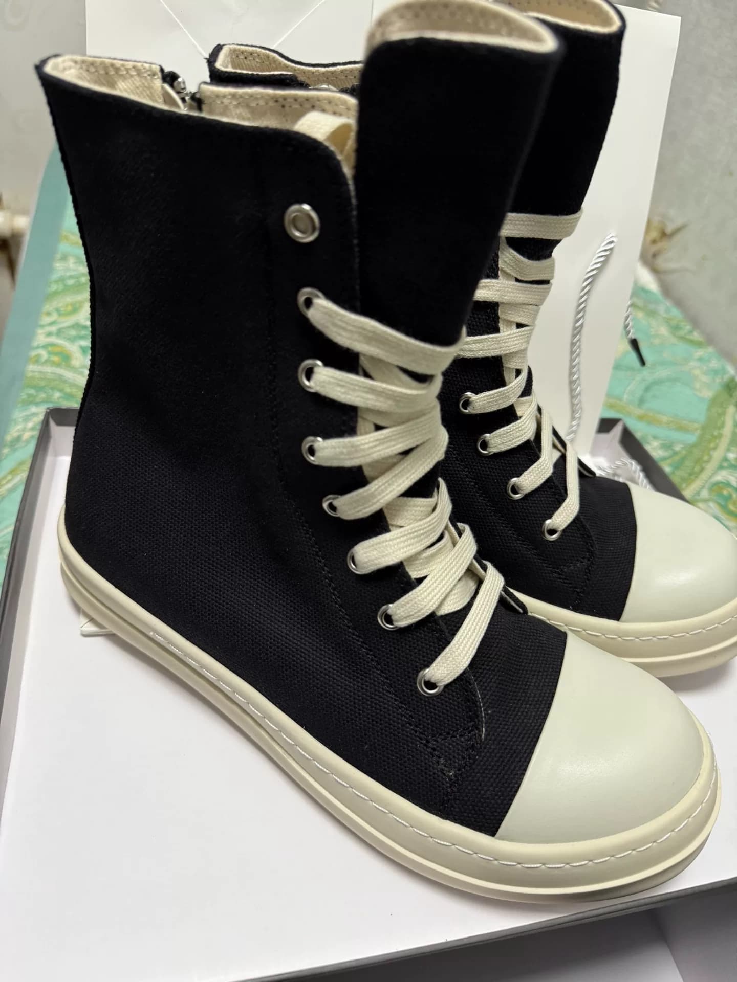 Совершенно новые туфли с высоким берцем от Rick owens, из парусины, на шнурках.не есть