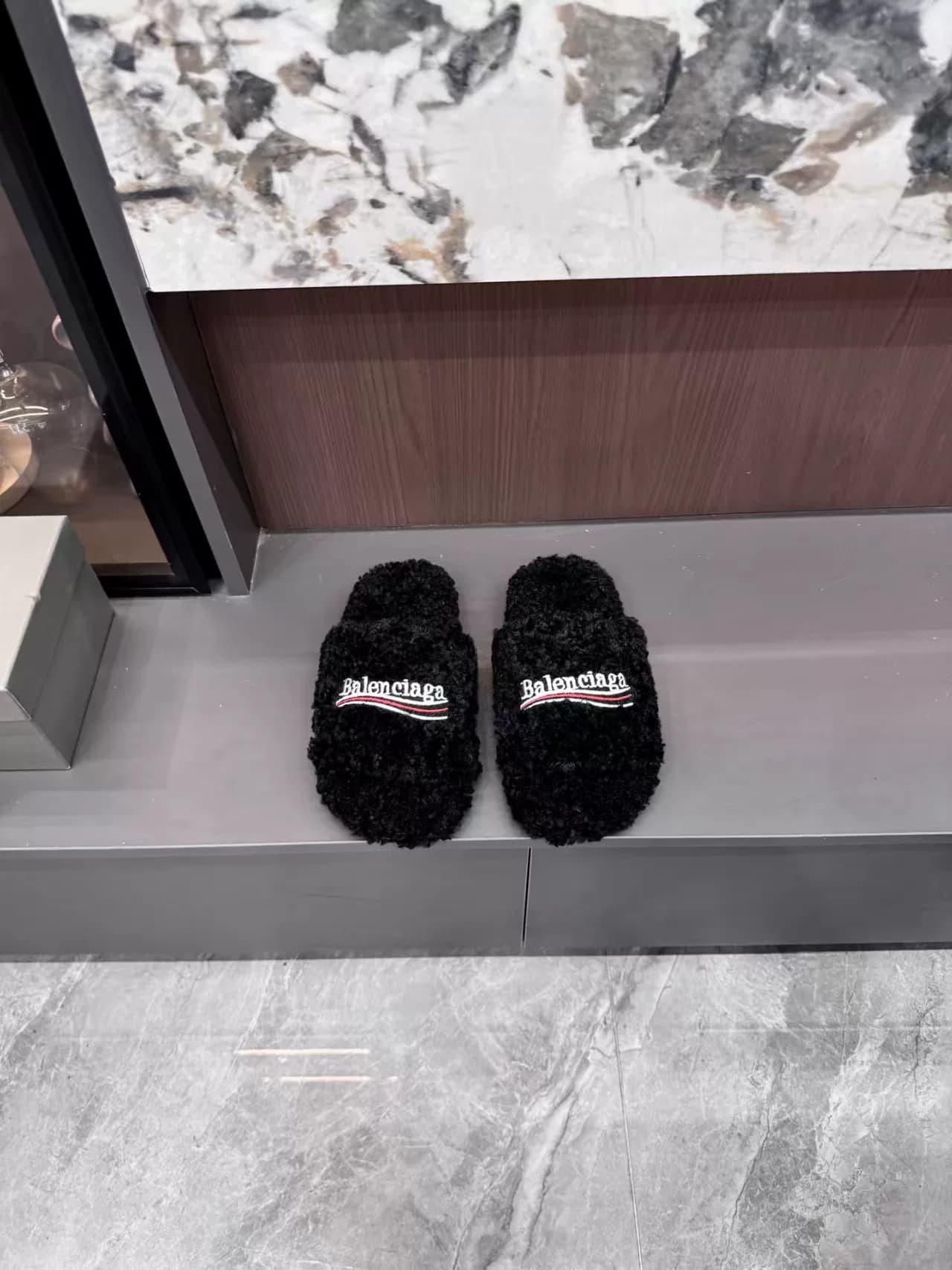 Совершенно новые аутентичные шерстяные тапочки Balenciaga, материал - овечья шерсть, классическая вышивка логотипом, подошва