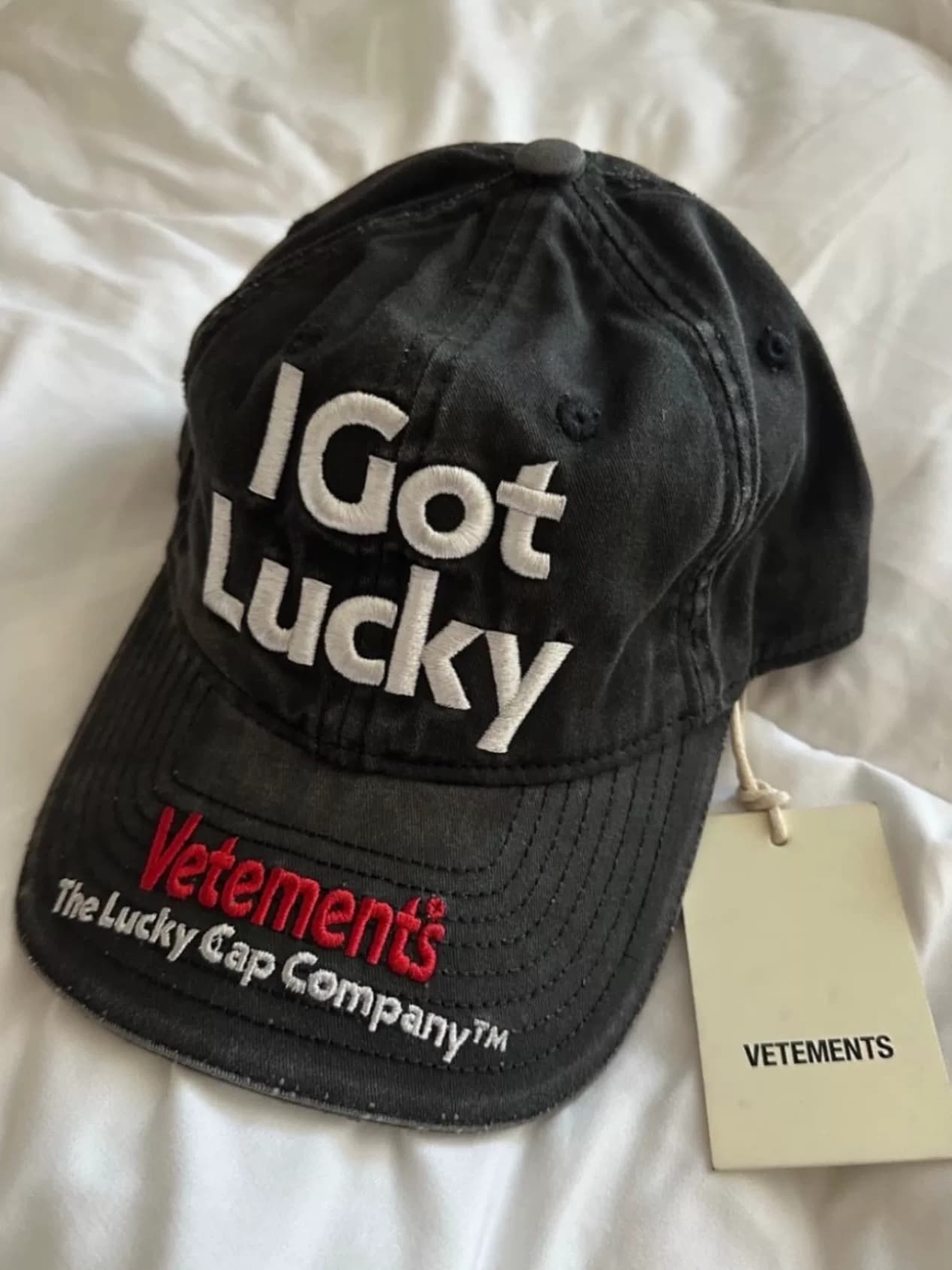 Vetements 22FW выстиранная серая вышитая шапочка с солнцезащитным козырьком и длинными полями lucky“