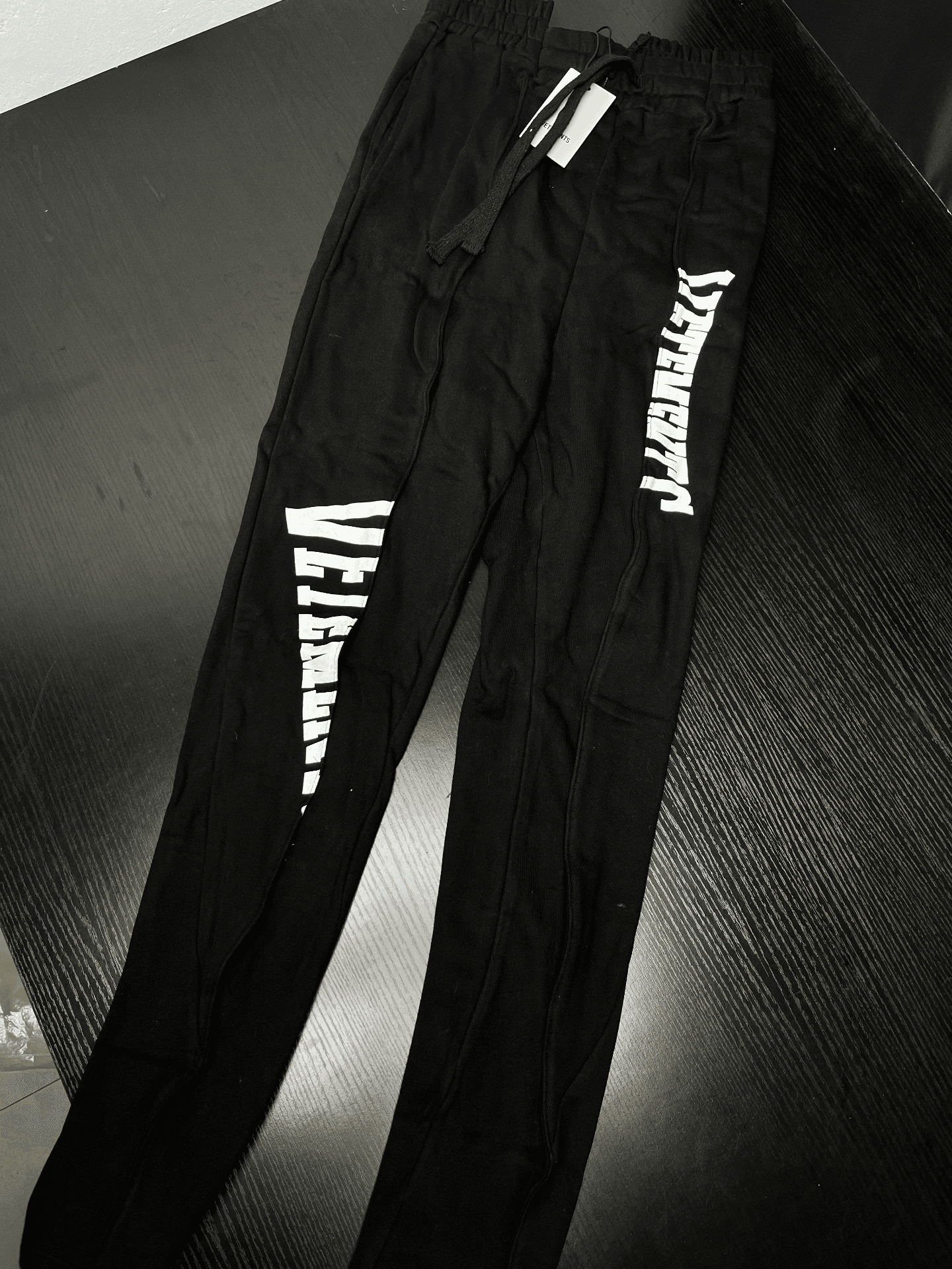 Узкие длинные брюки VETEMENTS extincted structure