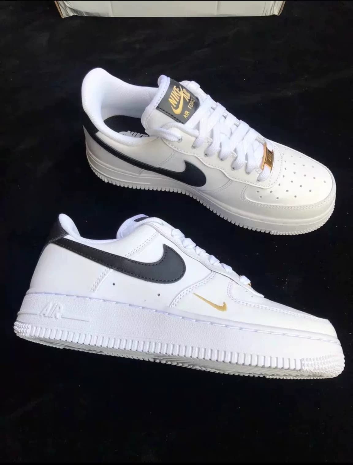 Air Force One белый с черным маленьким золотым крючком Nike Air Force 1 Ess