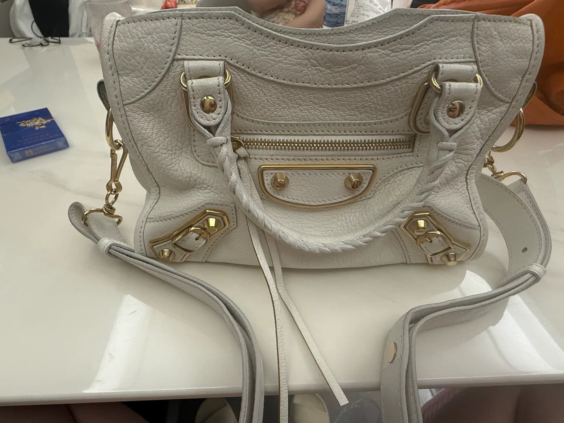 Мотоцикл Balenciaga в маленьком белом городе Вьентьян приобрел плечевой ремень в зеркале