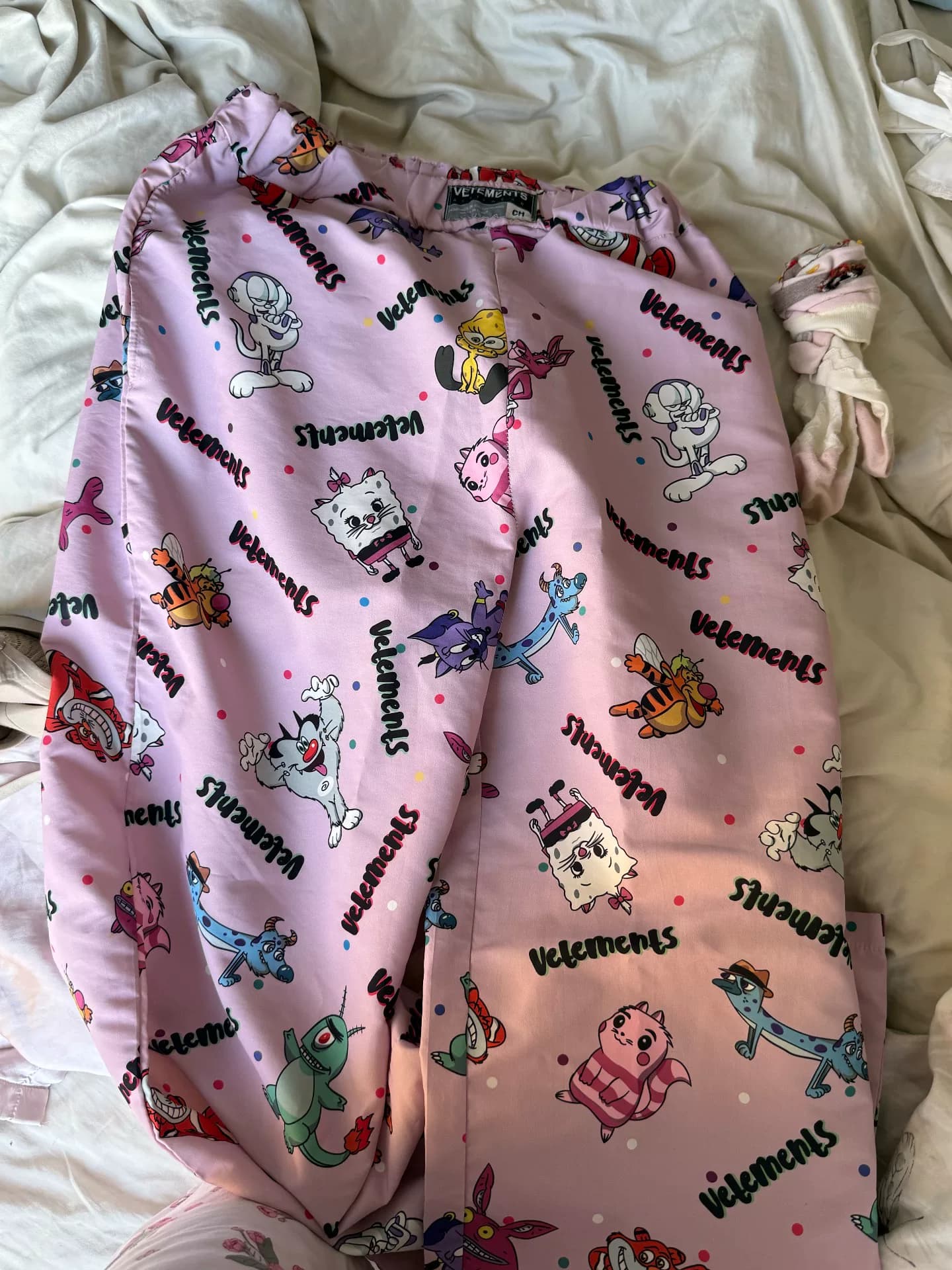 Повседневные брюки Vetements pink с рисунком из мультфильма для женщин