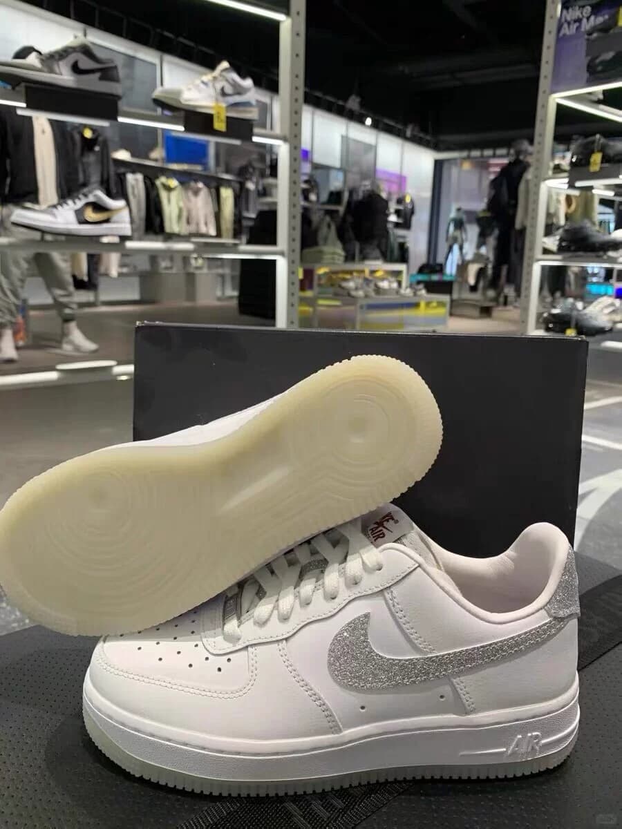Совершенно новые оригинальные кроссовки Nike Air Force 1 LOW белого и серого цветов.
