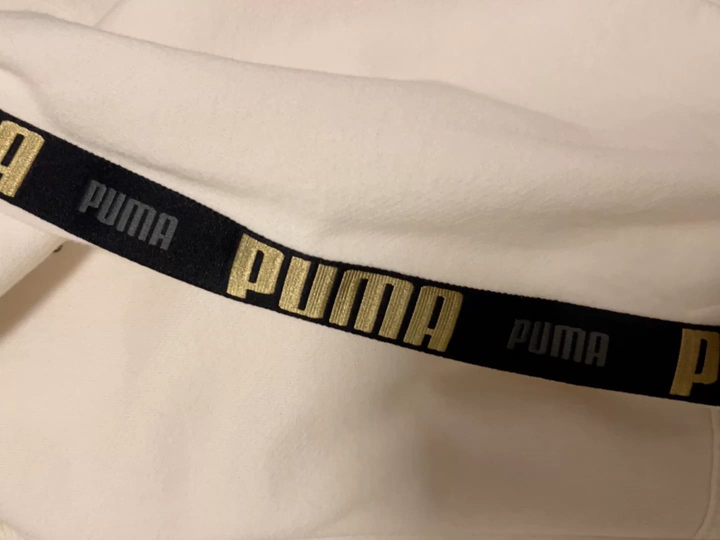 Куртка Puma почти новая и безупречная, ее могут носить как мужчины, так и женщины