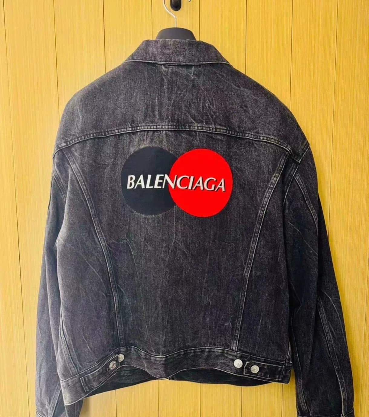 Абсолютно новая, только примерьте черную джинсовую куртку Balenciaga от Balenciaga, размер M, водный