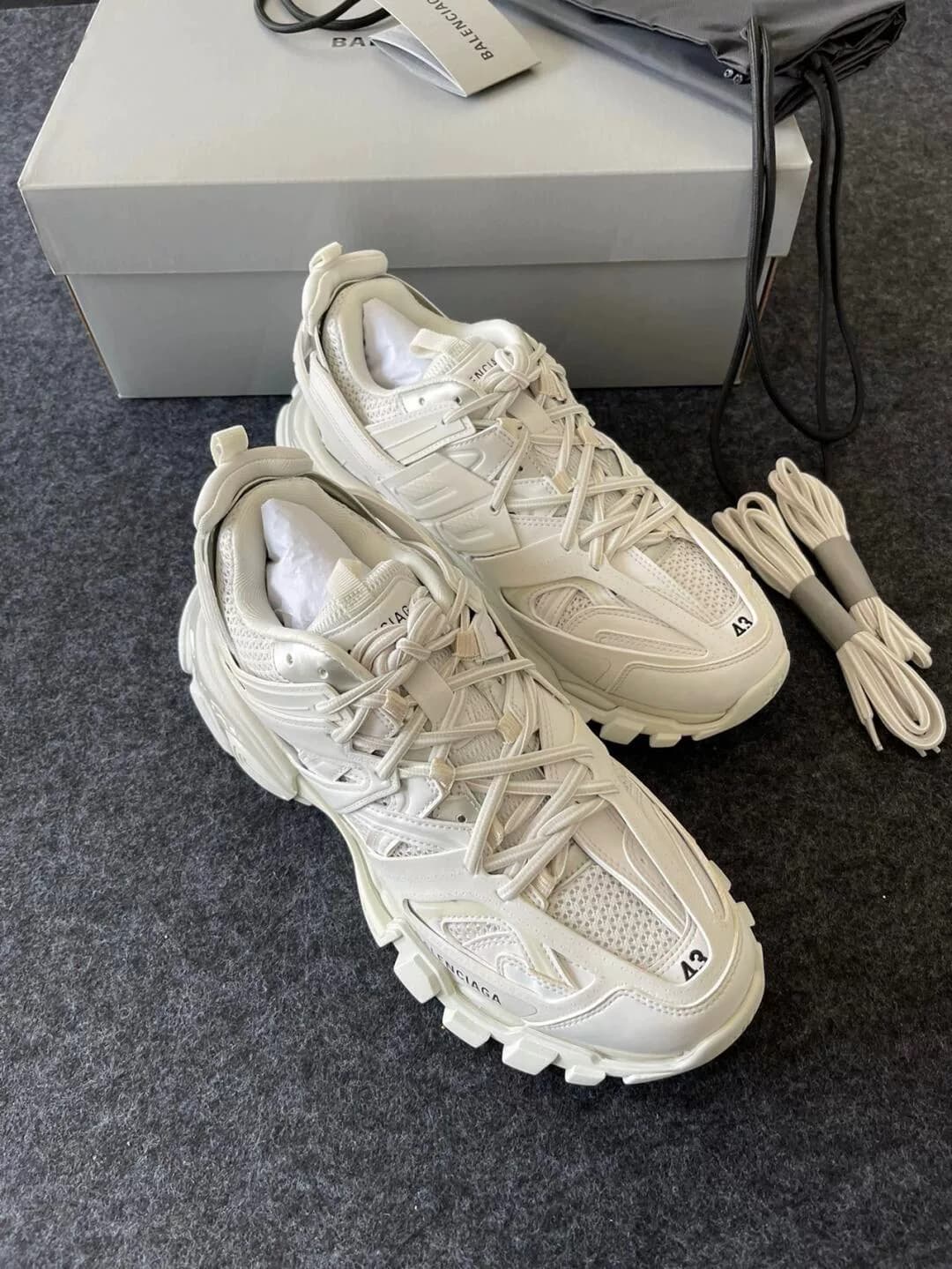 Три поколения одежды Balenciaga Balenciaga Track 3.0
