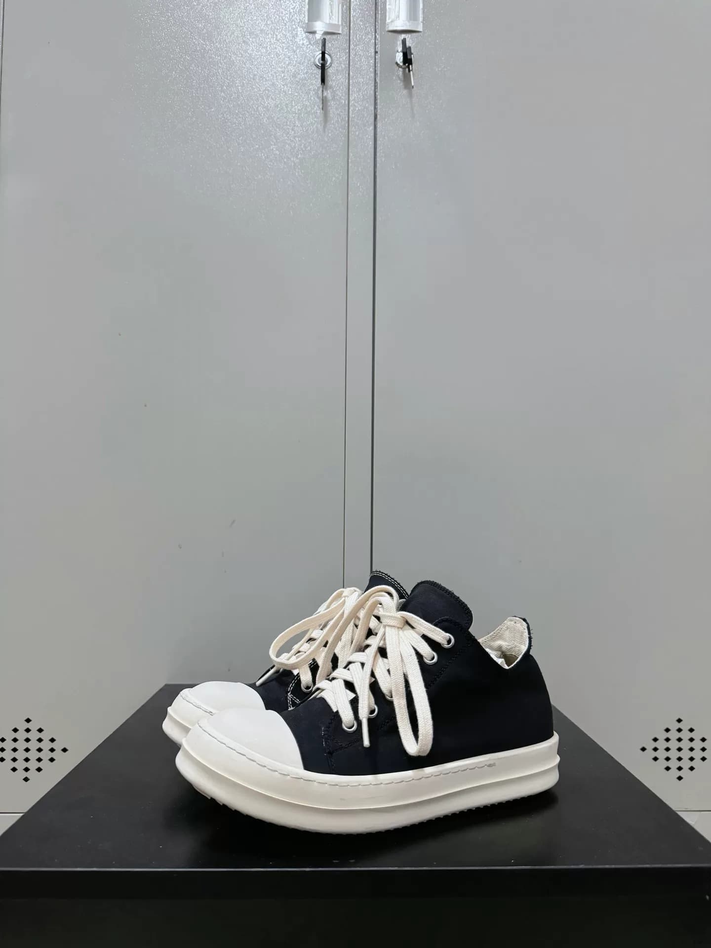 Топ от Rick Owens Drkshdw с вышивкой в виде утки-мандаринки, большие размеры Converse 37