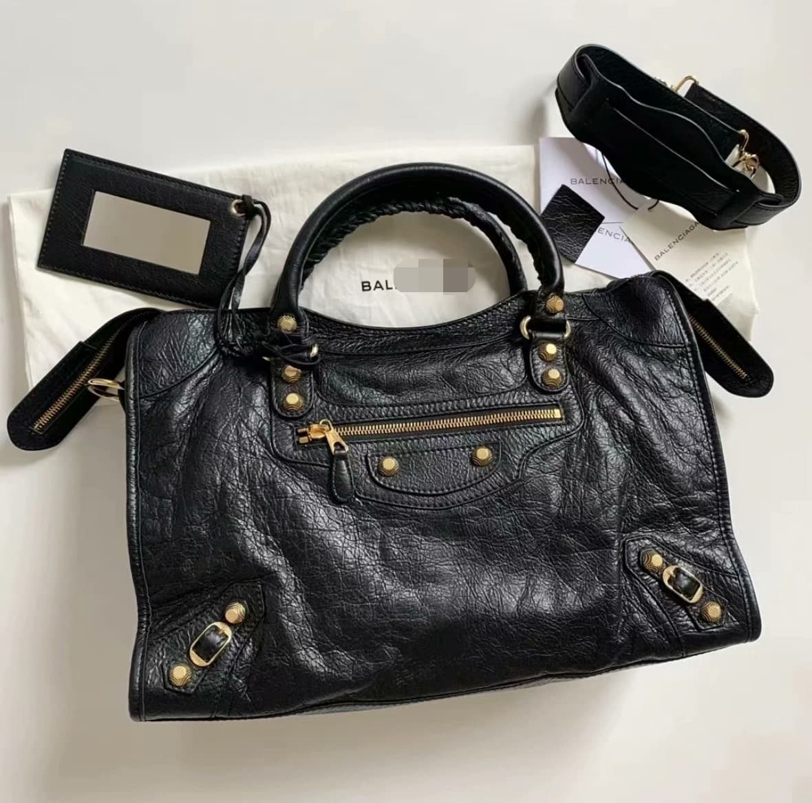 Совершенно новая мотоциклетная сумка Balenciaga Balenciaga с черной золотой пряжкой и золотыми заклепками