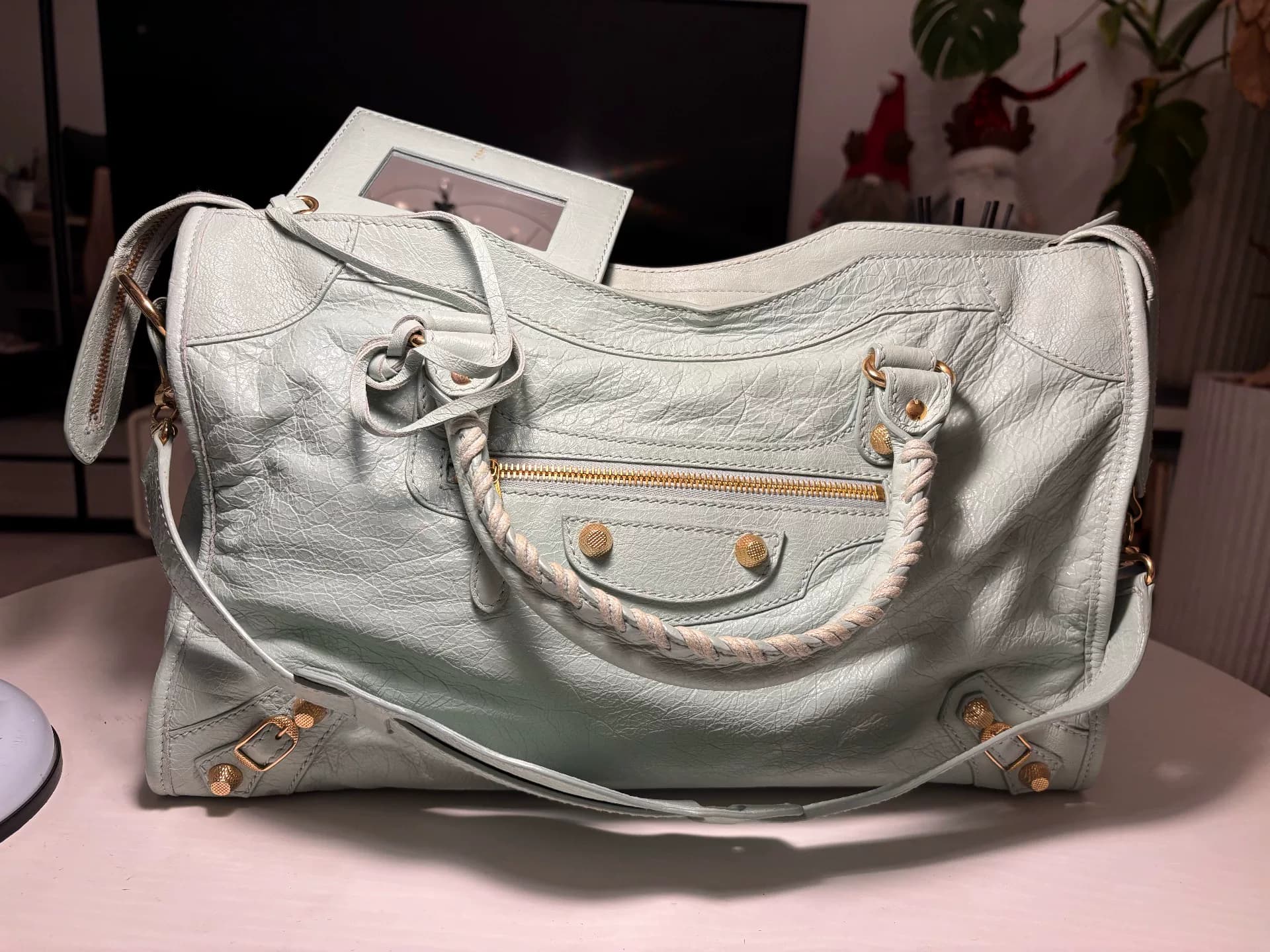 Мотоциклетная сумка Balenciaga из редкой мятно-зеленой овчины Balenciaga