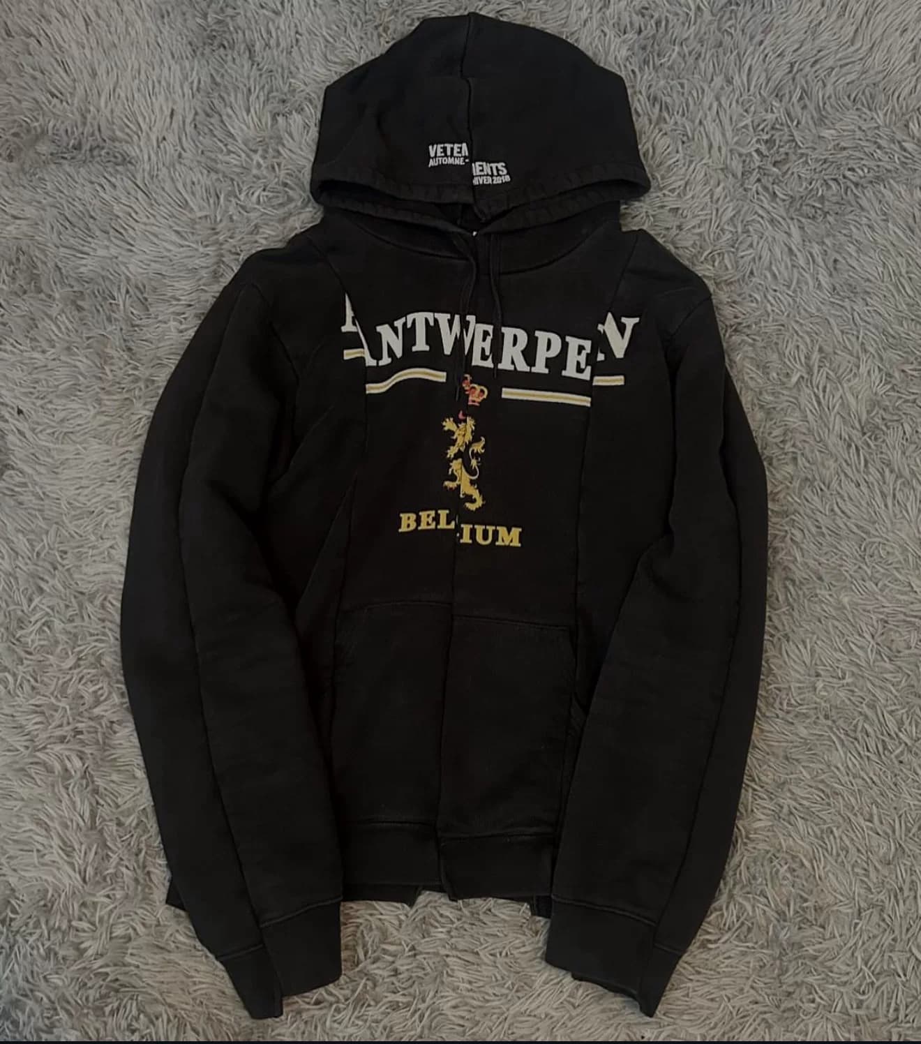 Свитер Vetements AW180 с декорированной строчкой и неуместной вставкой H