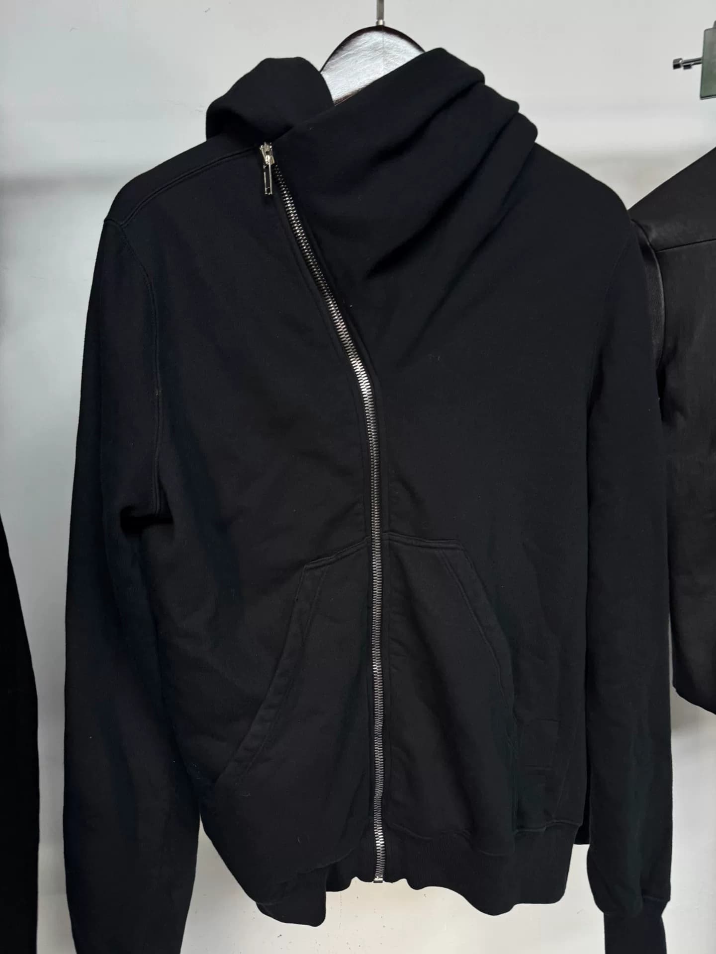 Шляпа волшебника с диагональной молнией RICKOWENS DRKSHDW RO, черная, с капюшоном