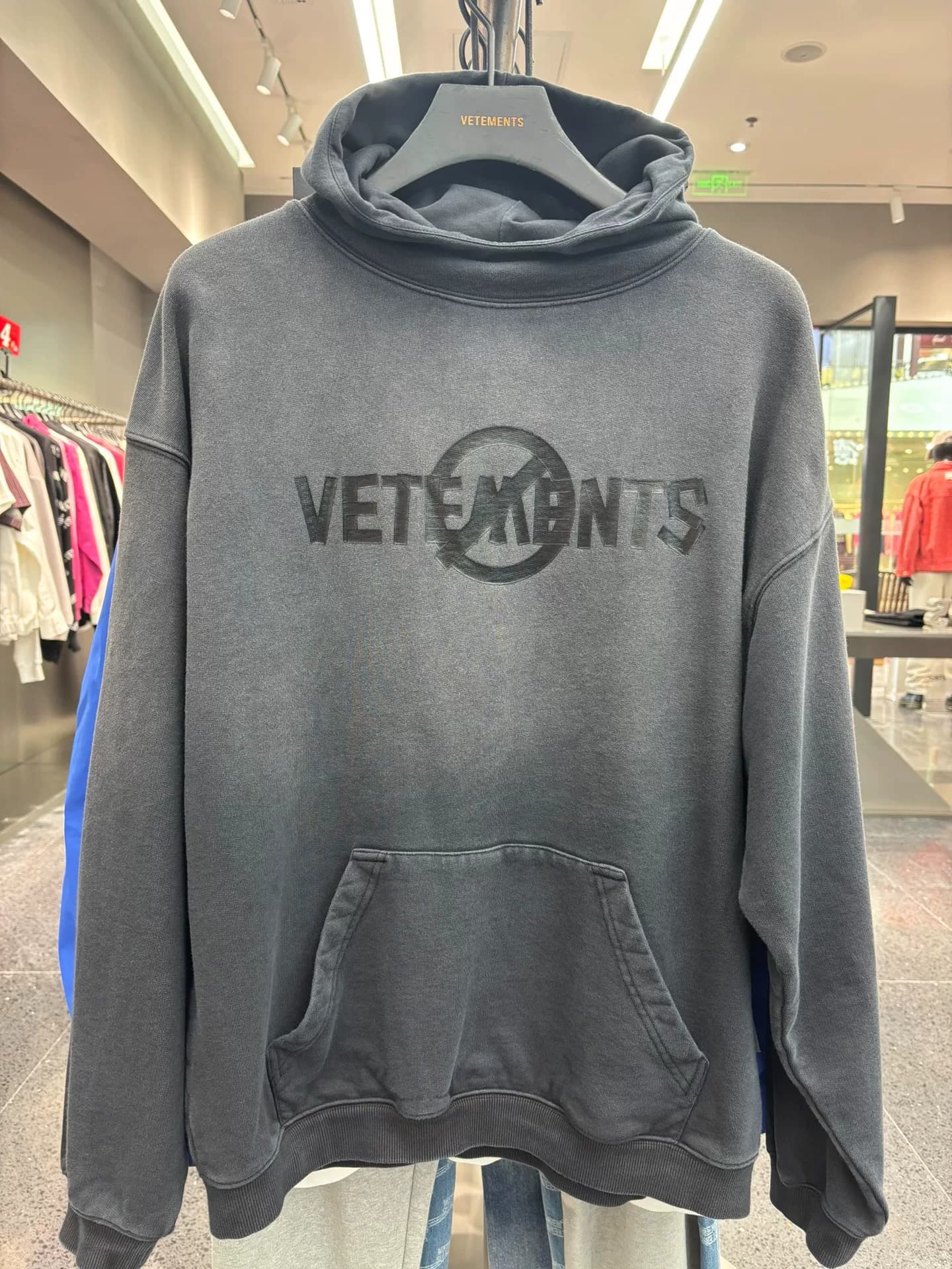 #VETEMENTS с милым свитером с капюшоном