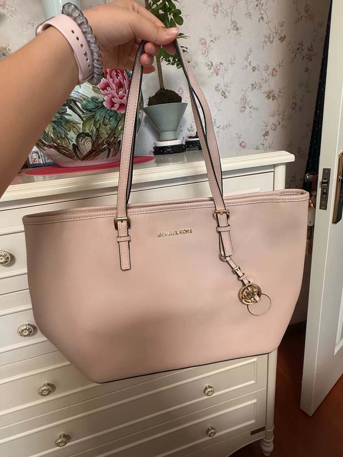 Большая сумка-тоут MICHAEL KORS розового цвета с золотой подвеской в виде логотипа