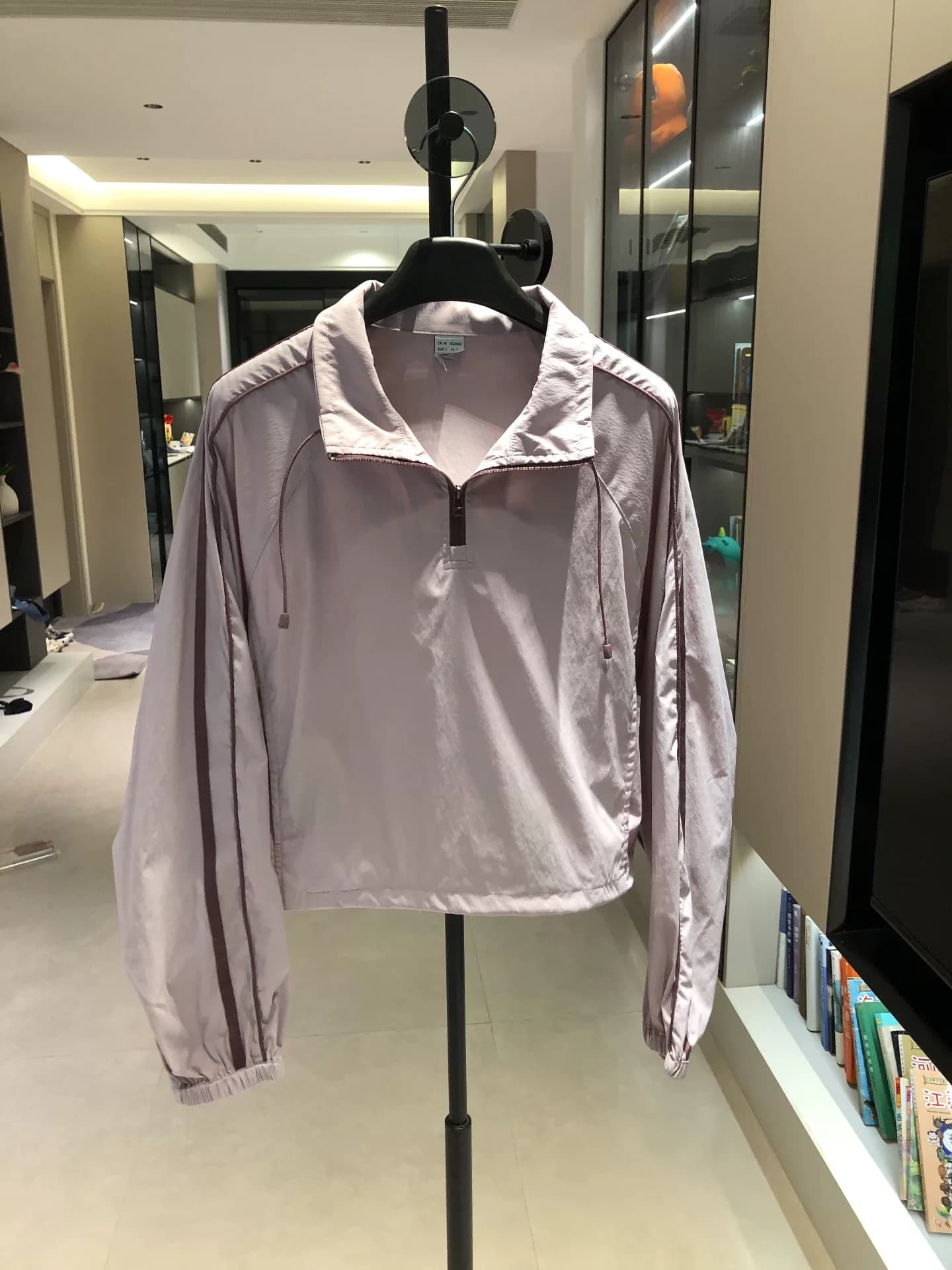 Совершенно новый крой-стандартная полупальто светло-фиолетового цвета с небольшими изъянами, на одной детали размера M есть изъян, как показано на ка…