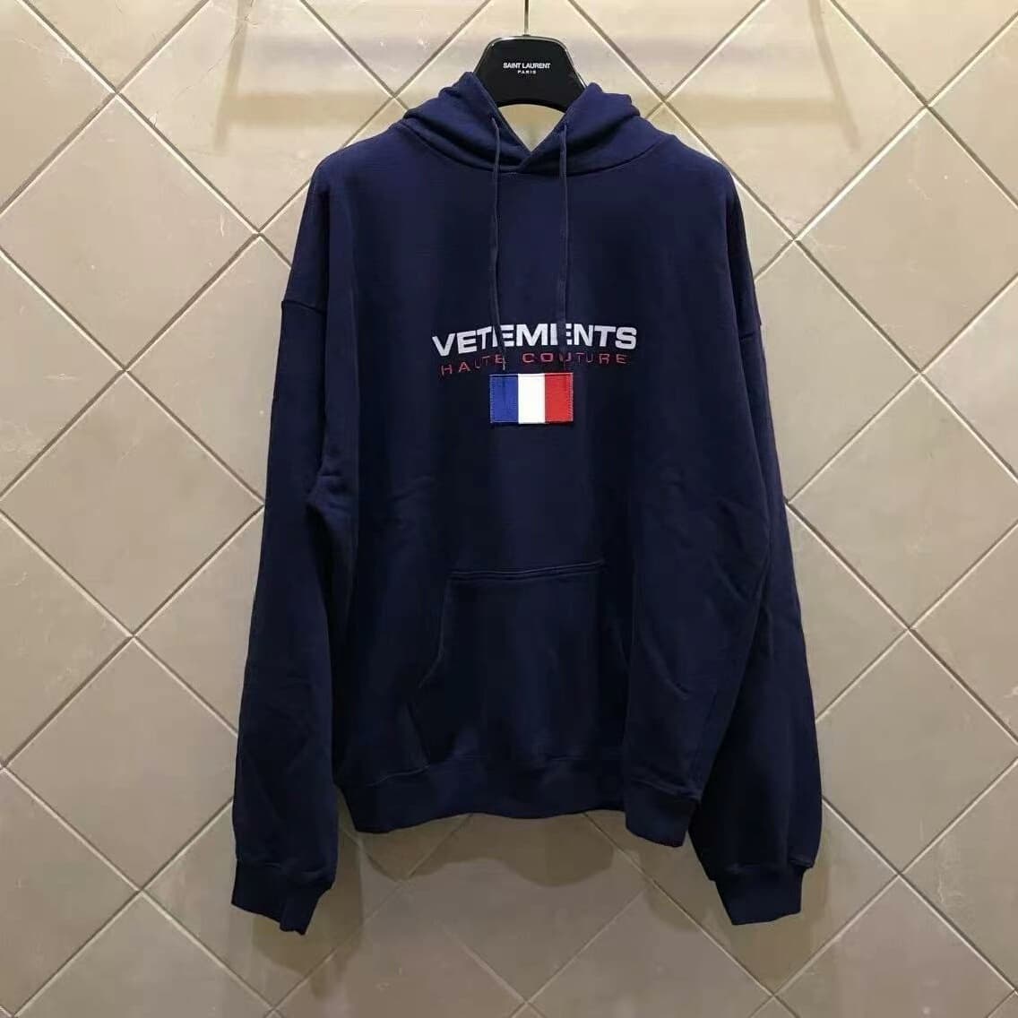 Оформление заказа в магазине при получении партии Vetements 17fw с надписью "Французский флаг"