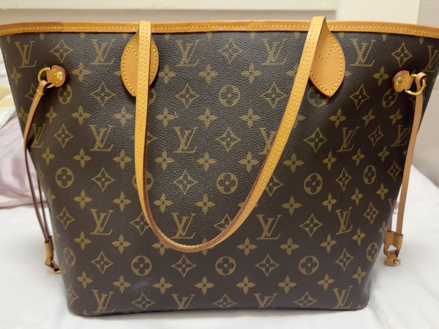 Для личного пользования neverfull имеет средний размер и не имеет карманов (он был продан, когда я впервые его купила).