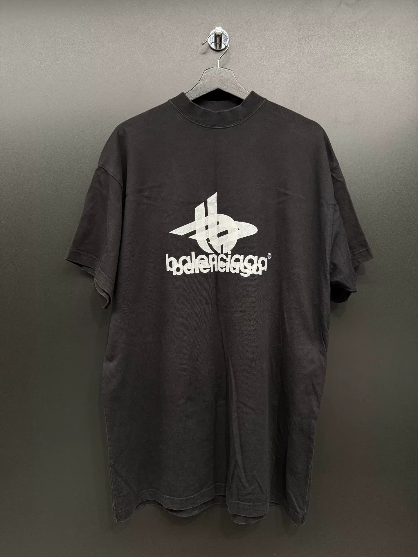 футболка с короткими рукавами balenciaga Balenciaga Phantom, ламинированная двусторонним офсетным логотипом.