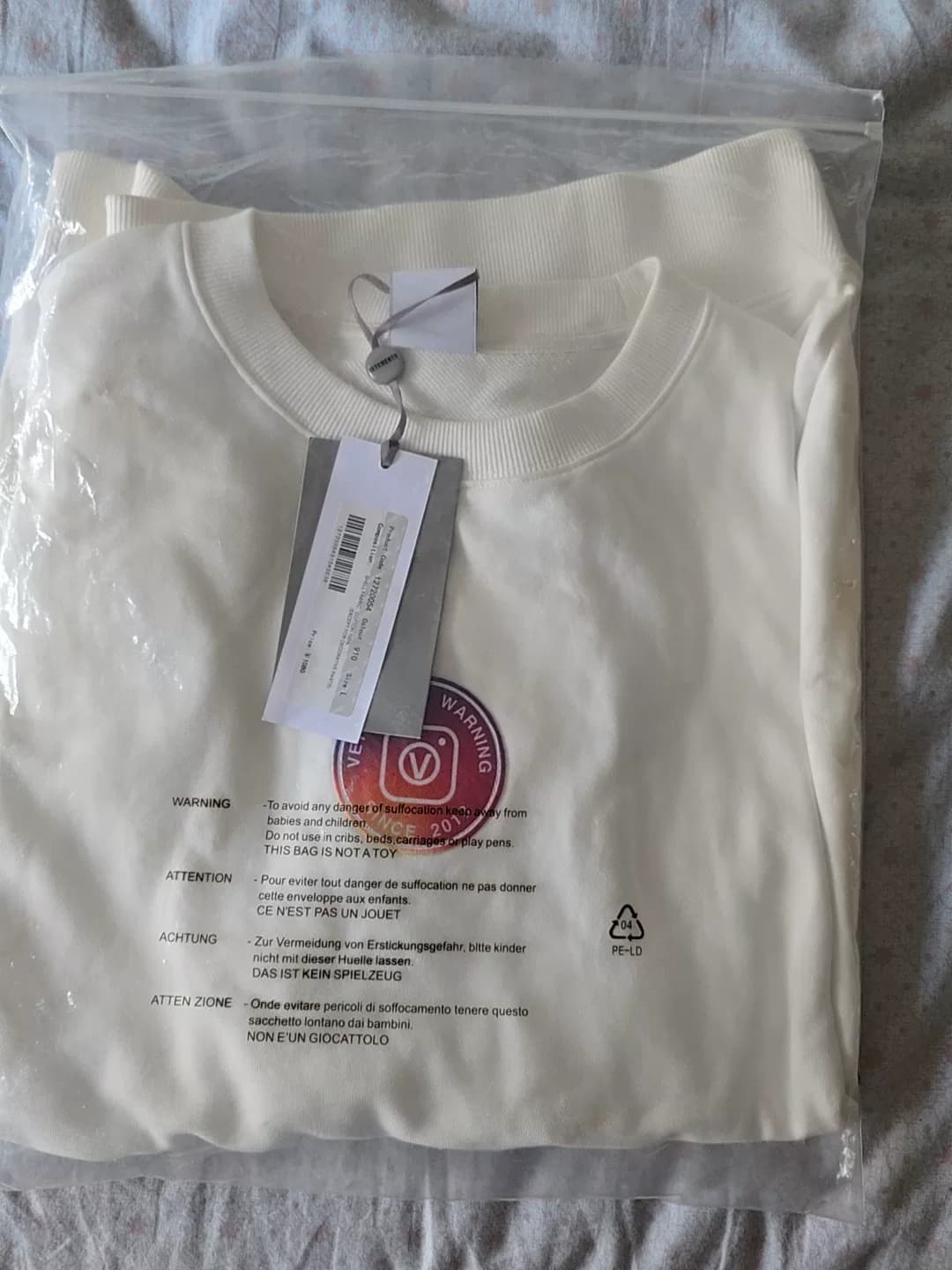 Очень милый свитер VETEMENTS