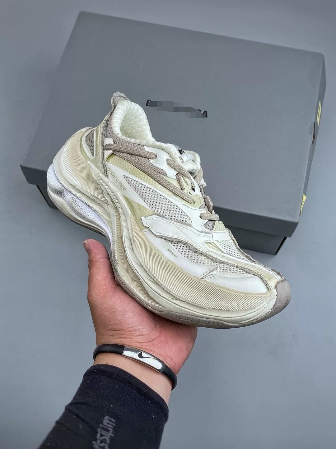 Туфли Balenciaga daddy на толстой подошве в стиле ретро, цвет светлого чая с рисовым молоком, старинный ретро-стиль, широкие штанины на ступнях