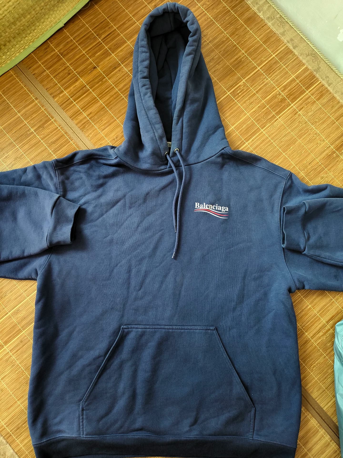 Свитер с капюшоном Balenciaga от Balenciaga, лично распроданный.