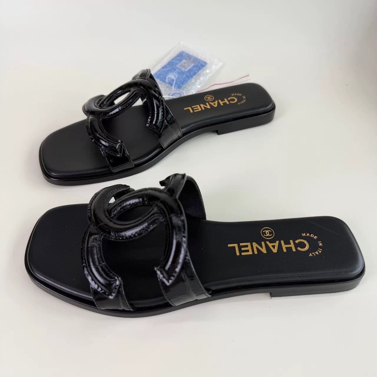 Тапочки Chanel chanel 26s из крокодиловой кожи с тиснением burst fire double C большого размера