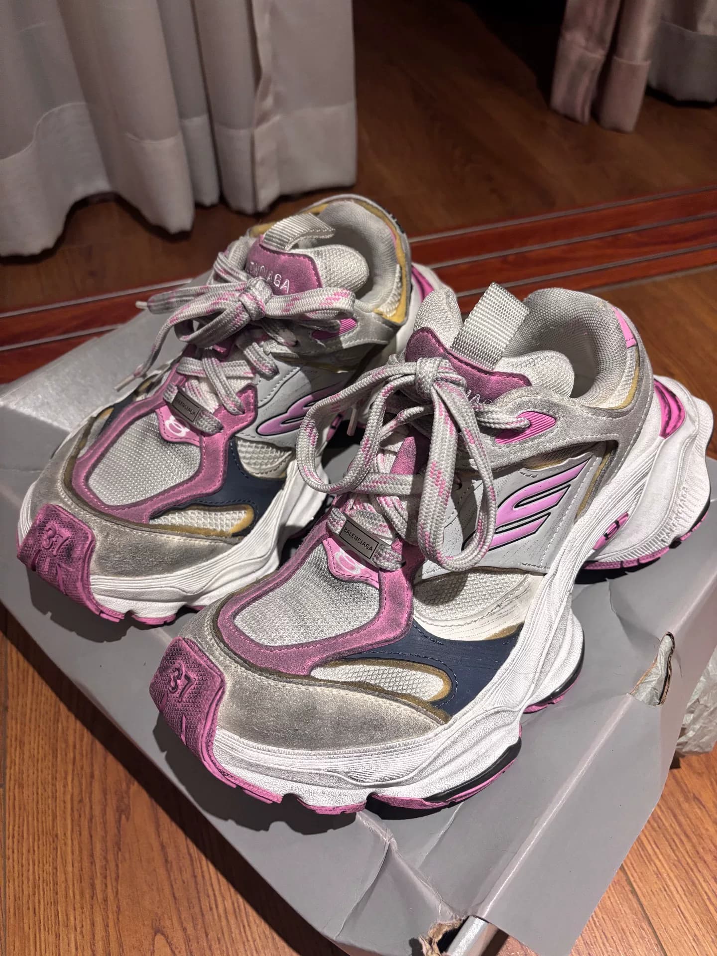 Модель Balenciaga Cargo pink надевалась не так уж часто, и ее можно приобрести в обычных магазинах.