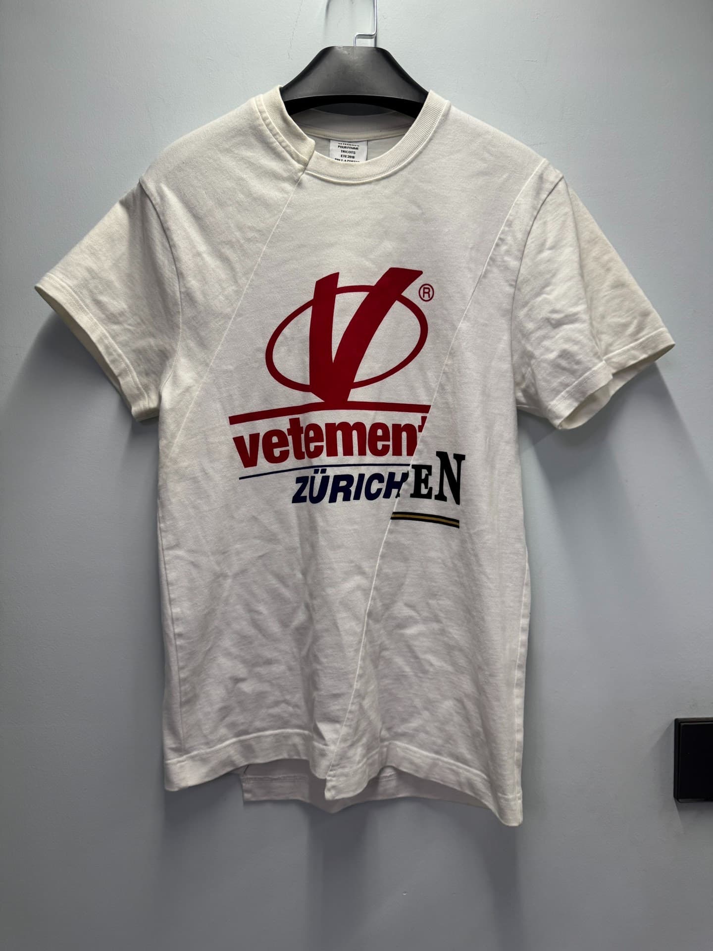 Модель Vetements с нерегулярной строчкой и короткими рукавами 99 нового размера xs очень хорошо смотрится