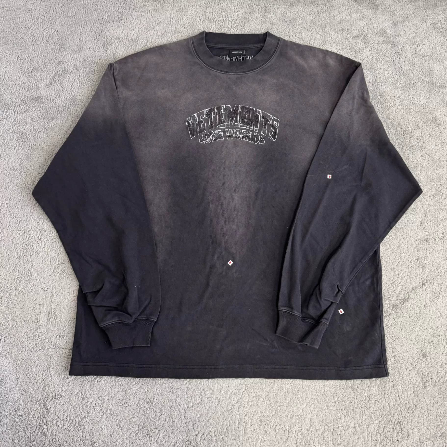 Топ-футболка VETEMENTS с длинными рукавами